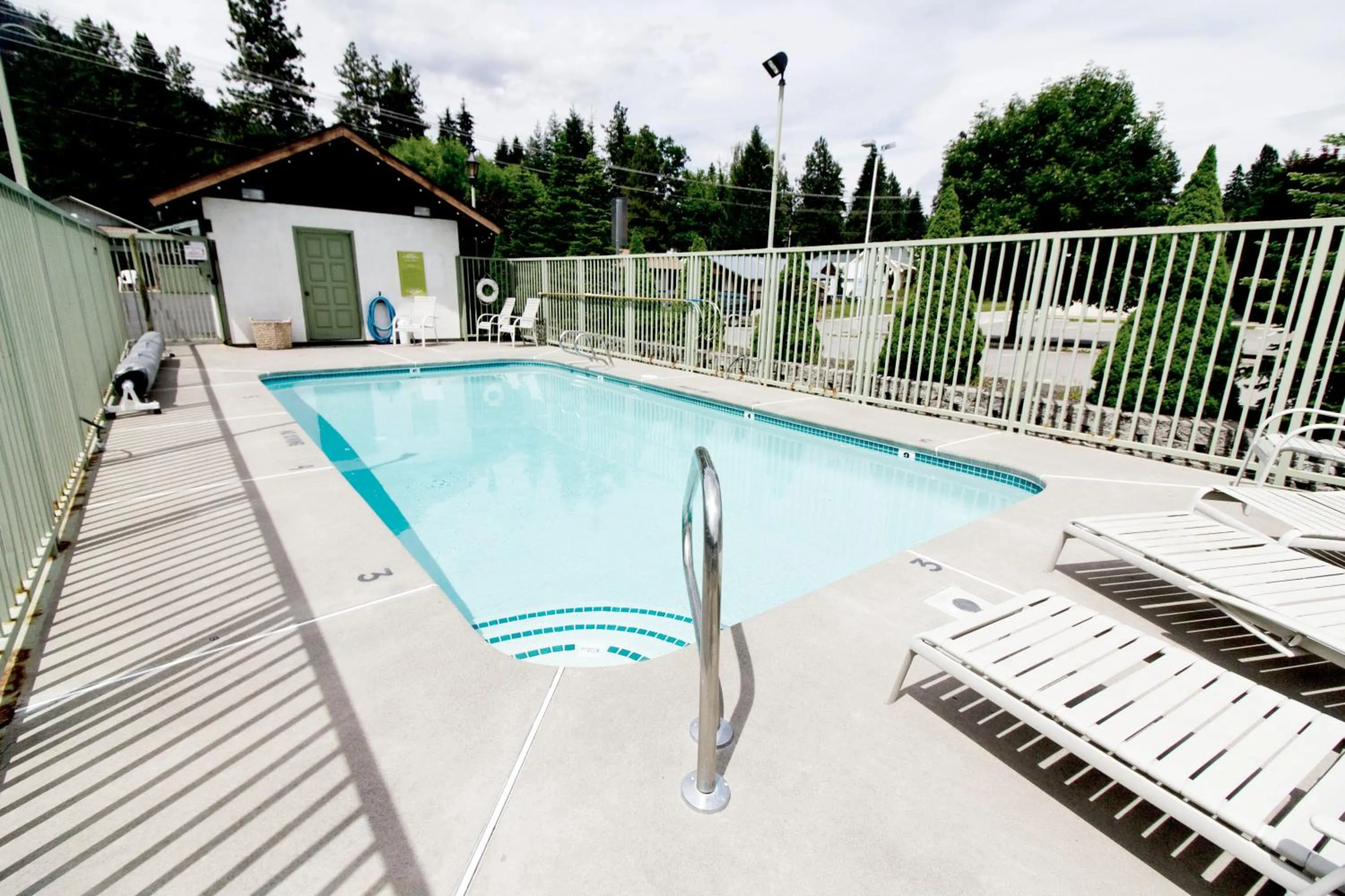 Swimming pool in Linderhof Inn