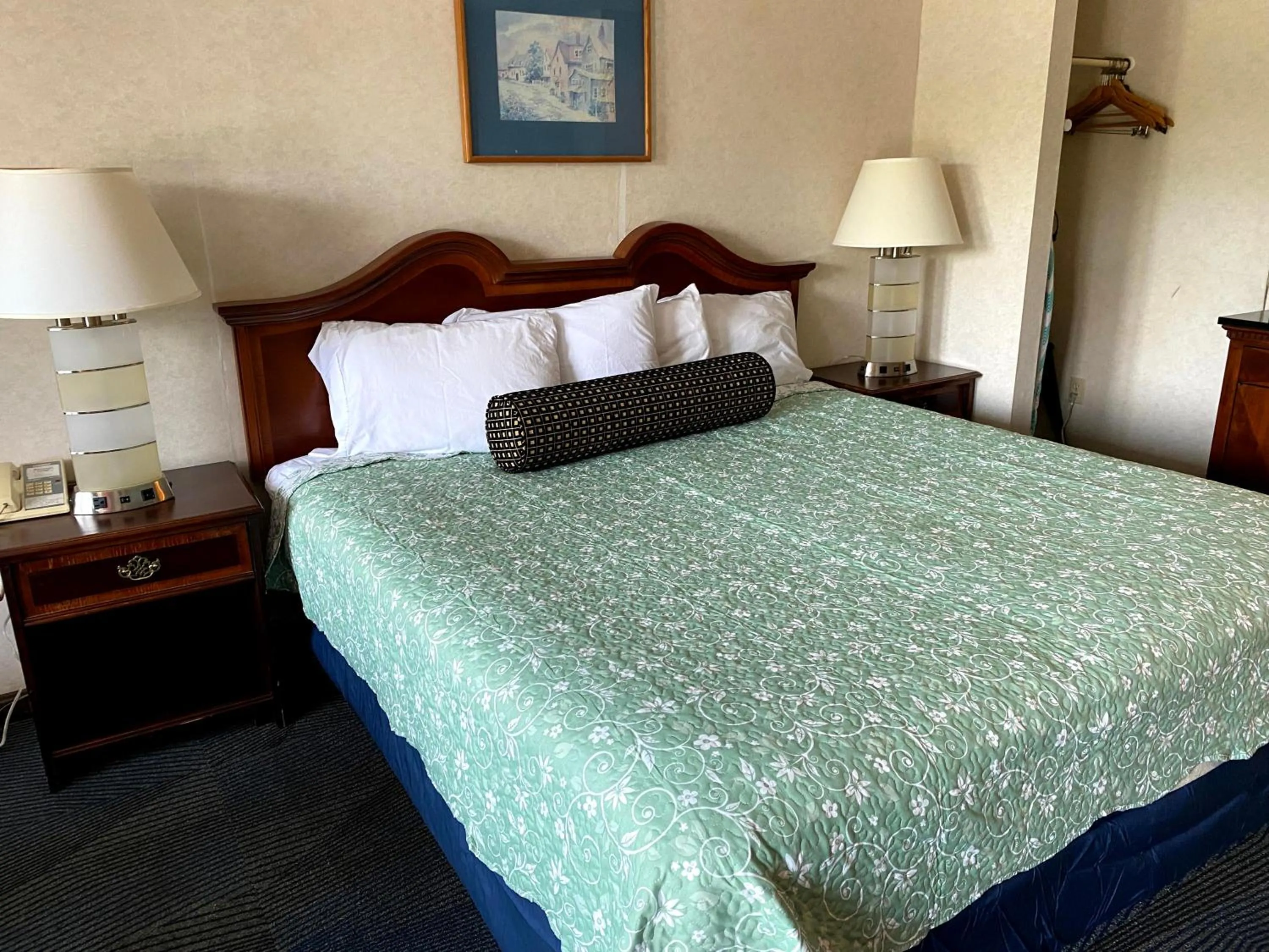Bed in Economy Lodge 682 Main St Sturbridge
