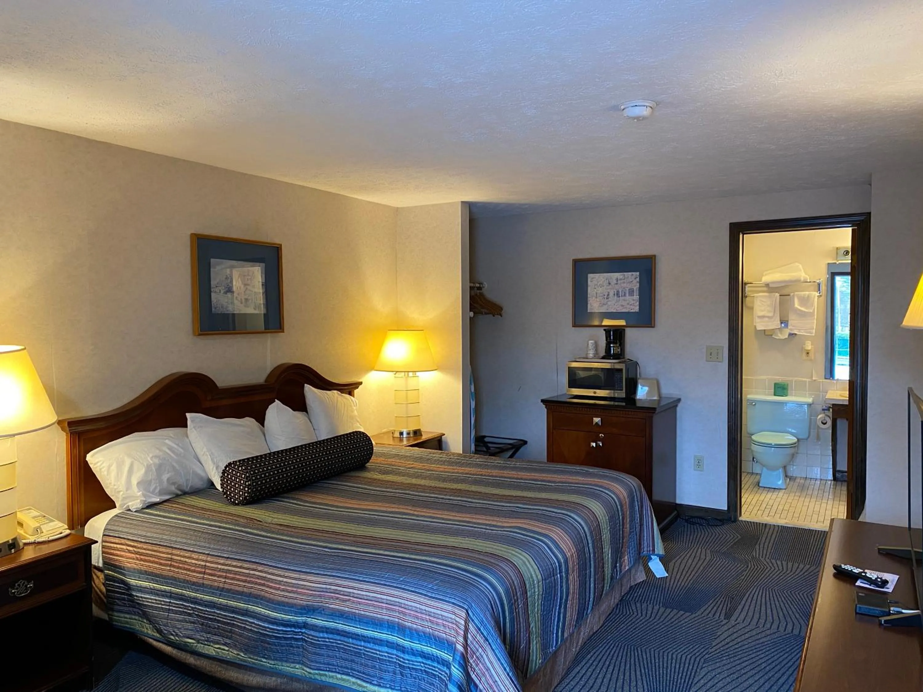 Bed in Economy Lodge 682 Main St Sturbridge