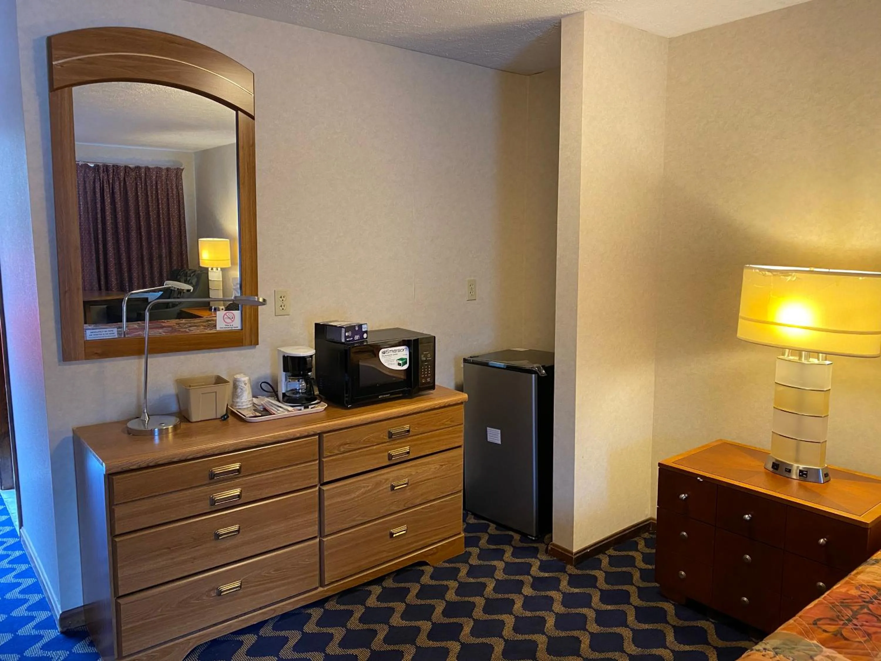 Bed in Economy Lodge 682 Main St Sturbridge