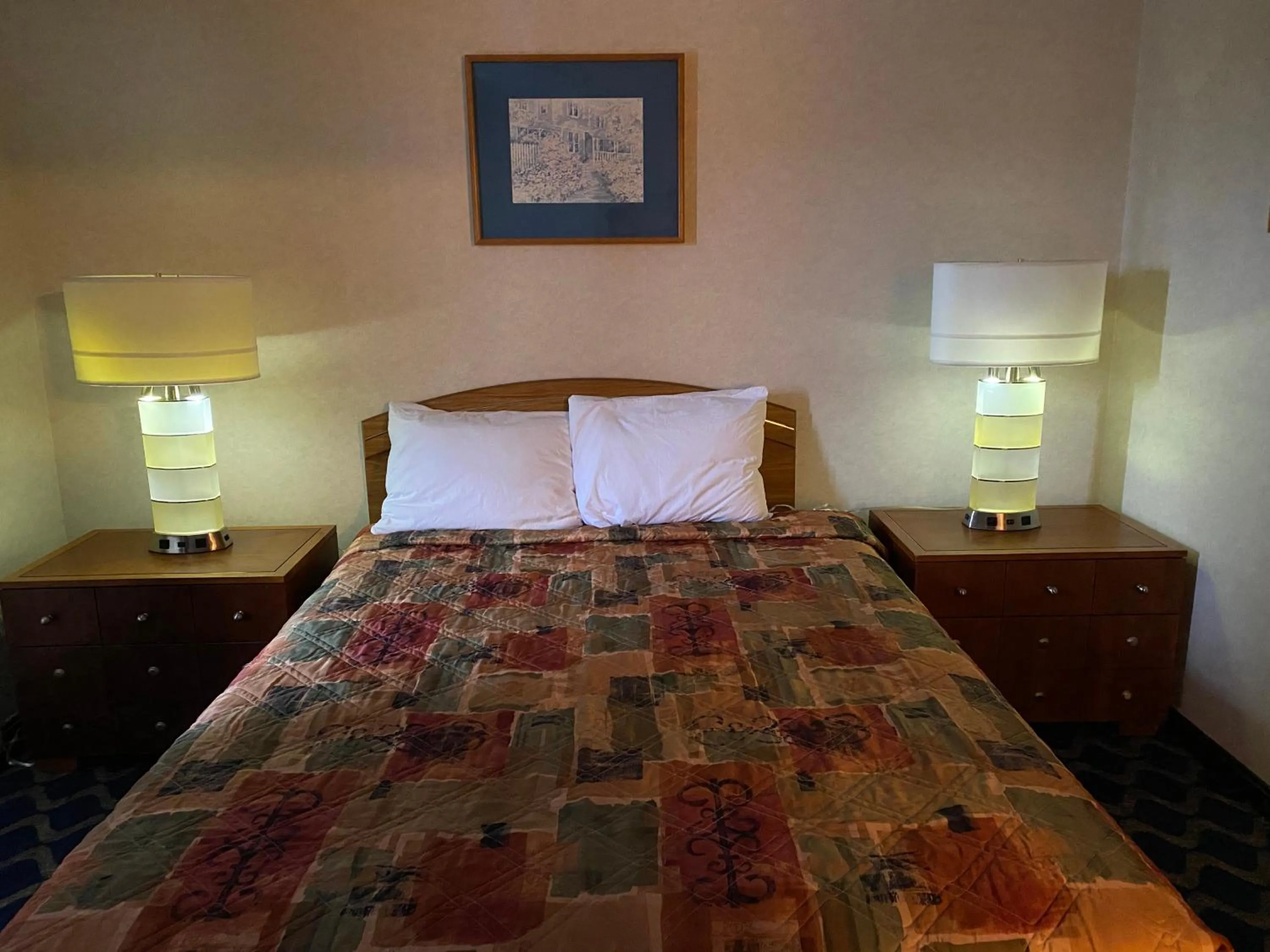 Bed in Economy Lodge 682 Main St Sturbridge