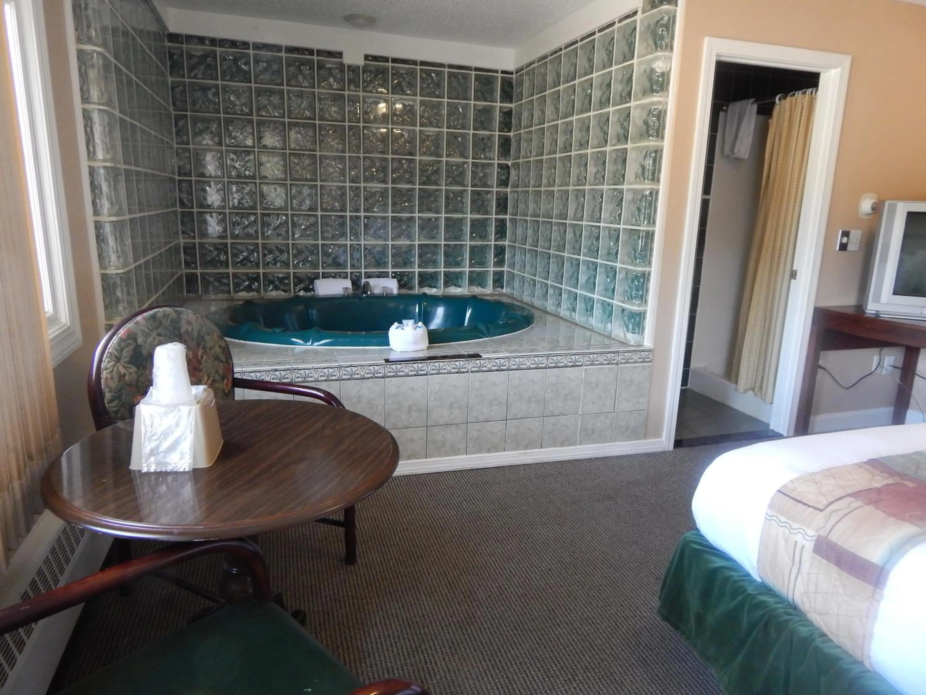 Hot Tub in Capri Motel