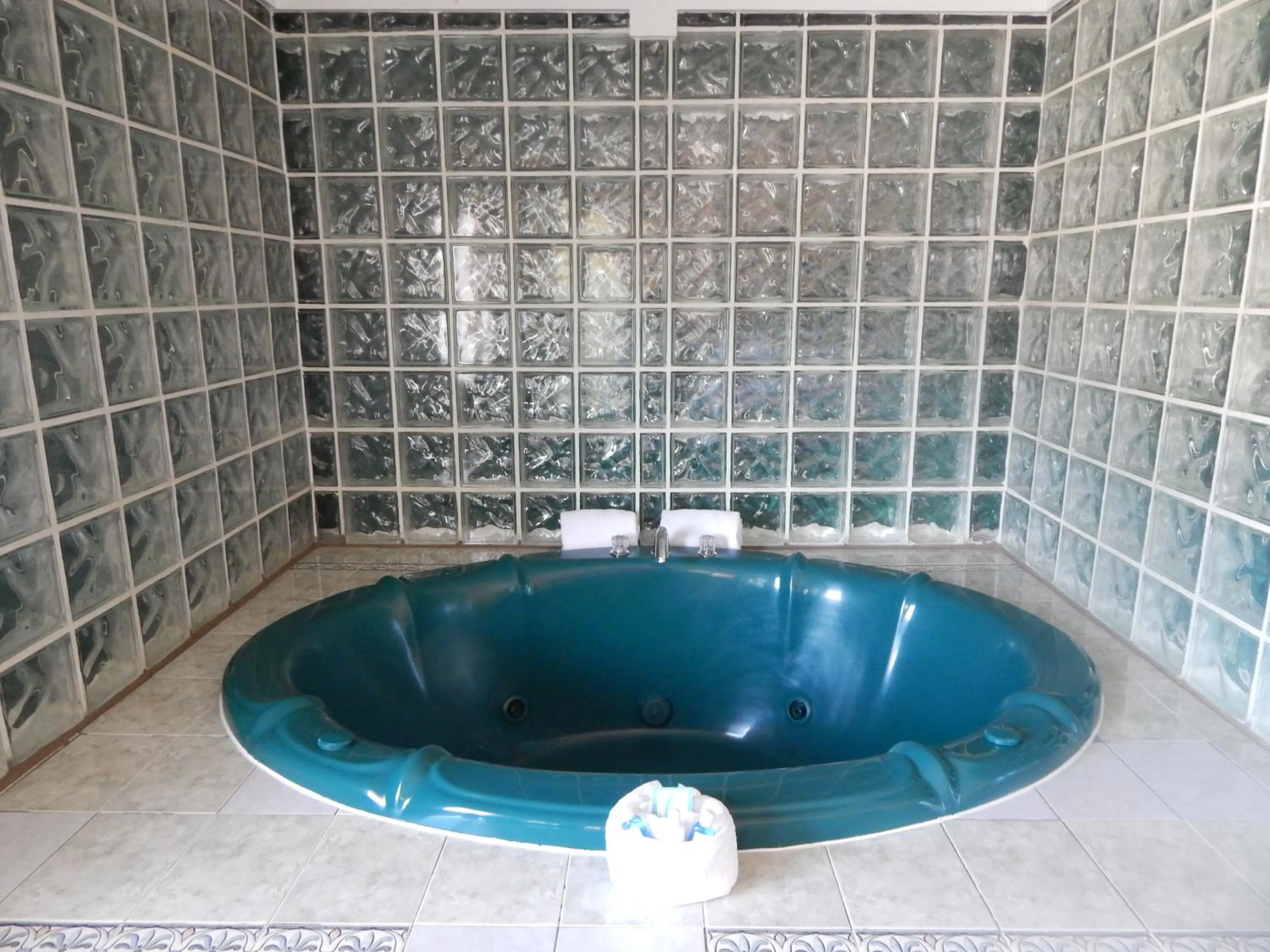 Hot Tub in Capri Motel