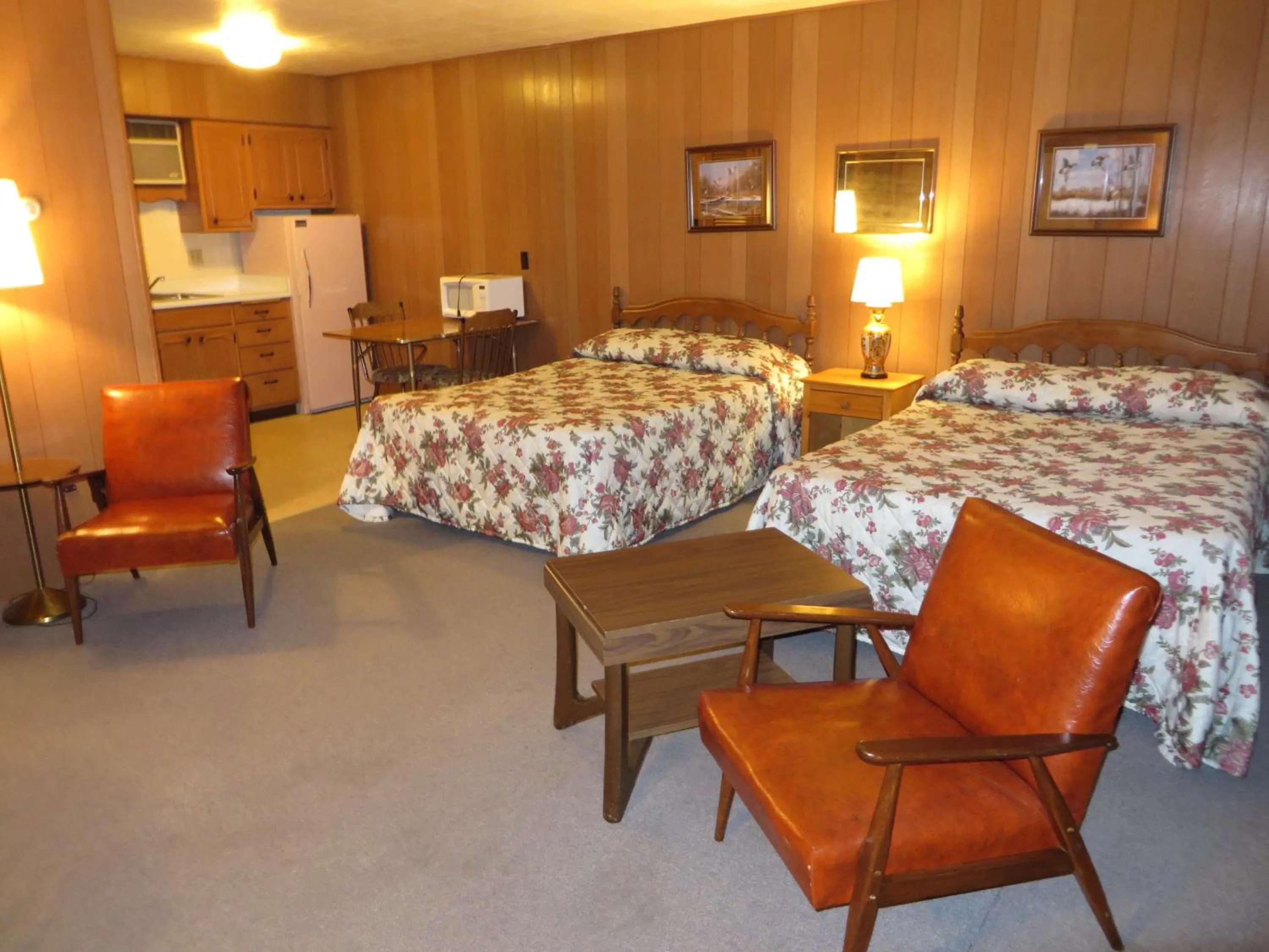 Bedroom, Bed in Travelers Inn Motel