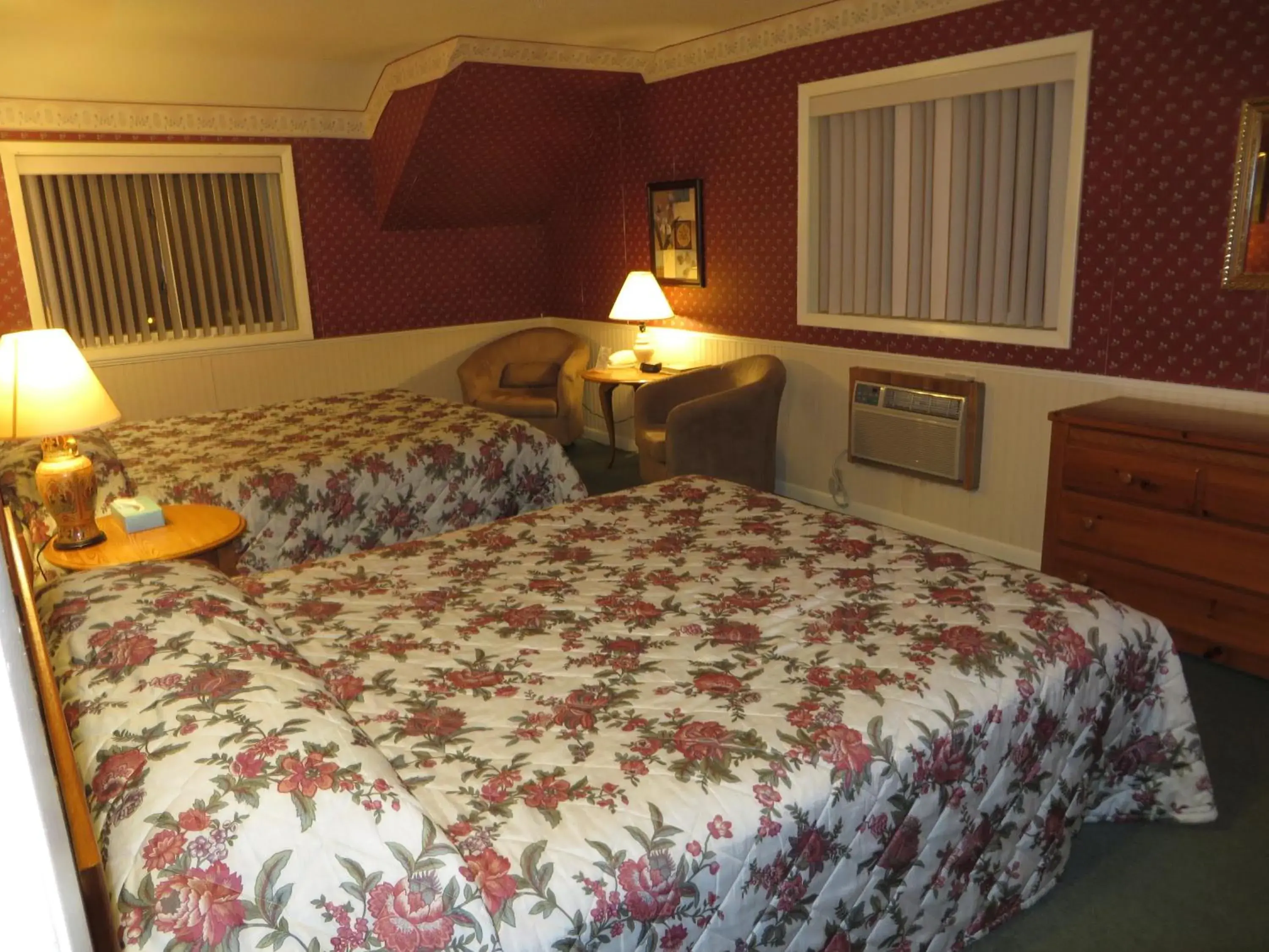 Queen Room with Two Queen Beds and Spa Bath in Travelers Inn Motel Queen Room with Two Queen Beds and Spa Bath in Travelers Inn Motel