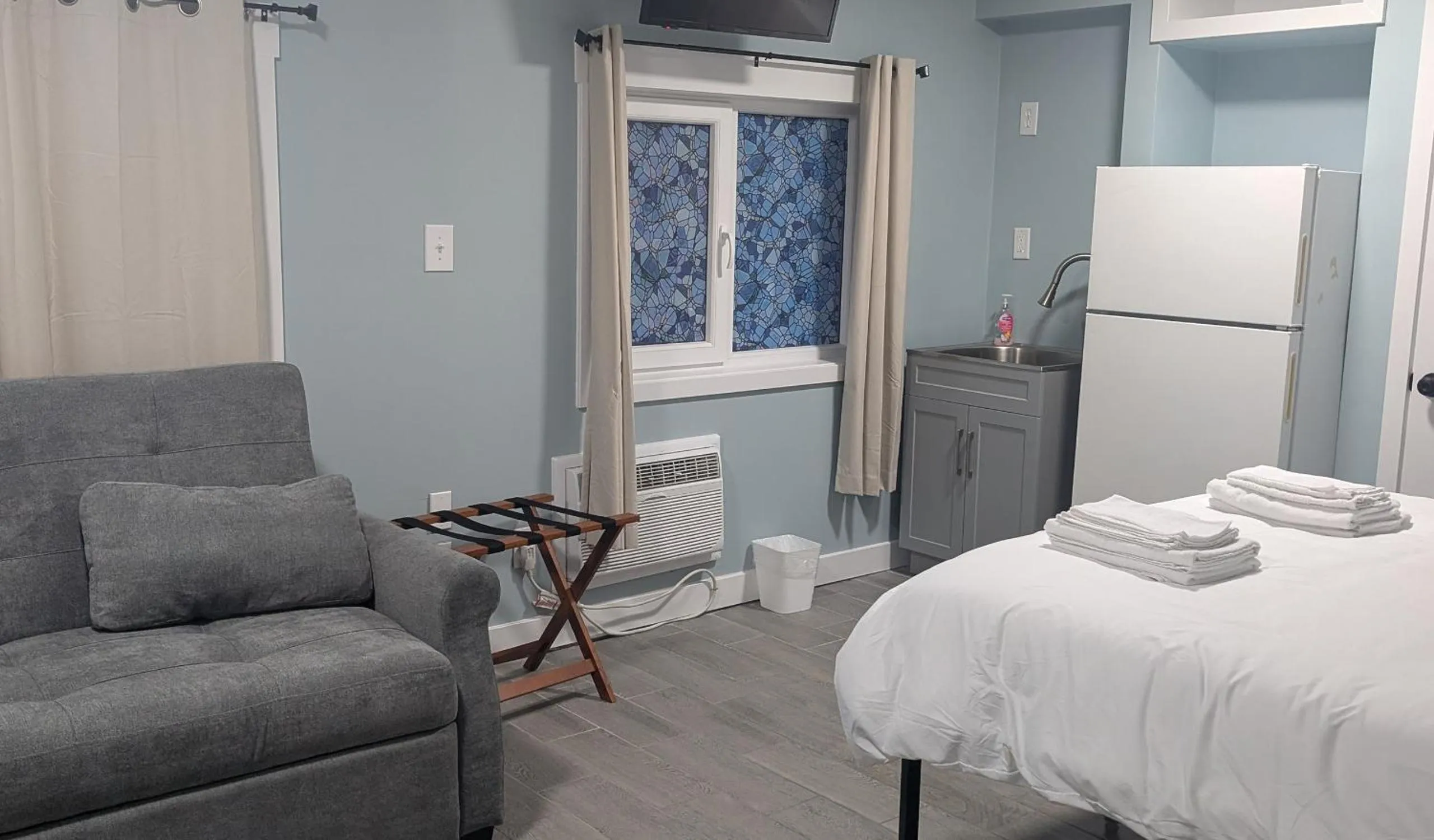 Photo of the whole room, Bed in Hotel on Magnolia East 'HOME'