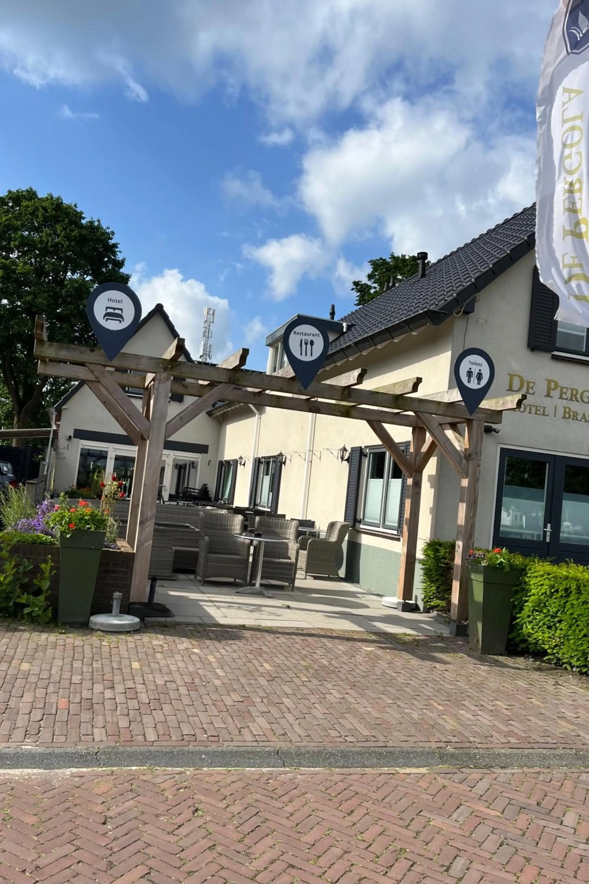 Facade/entrance in Giethoorn Old Art Hotel