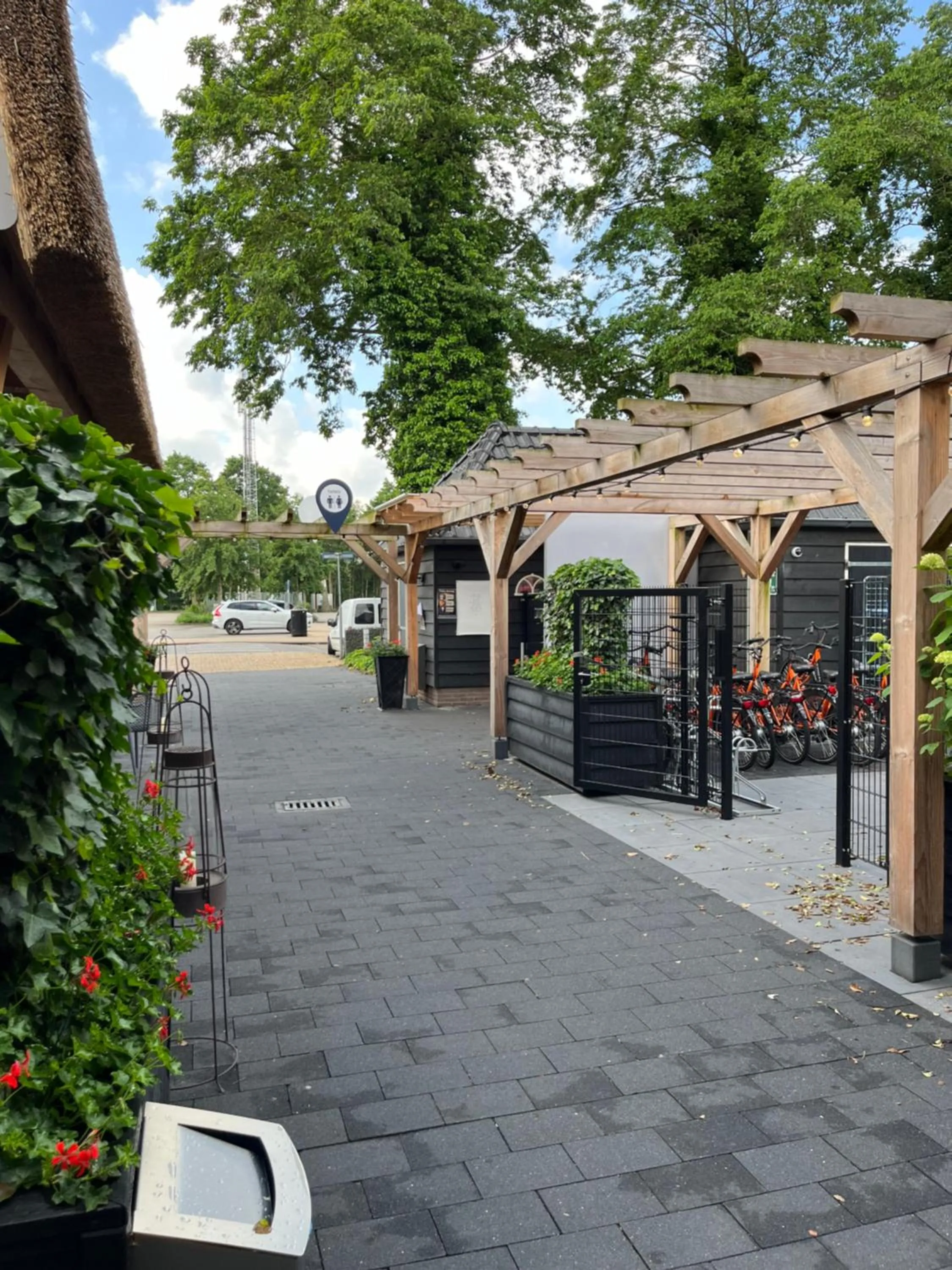 Facade/entrance in Giethoorn Old Art Hotel
