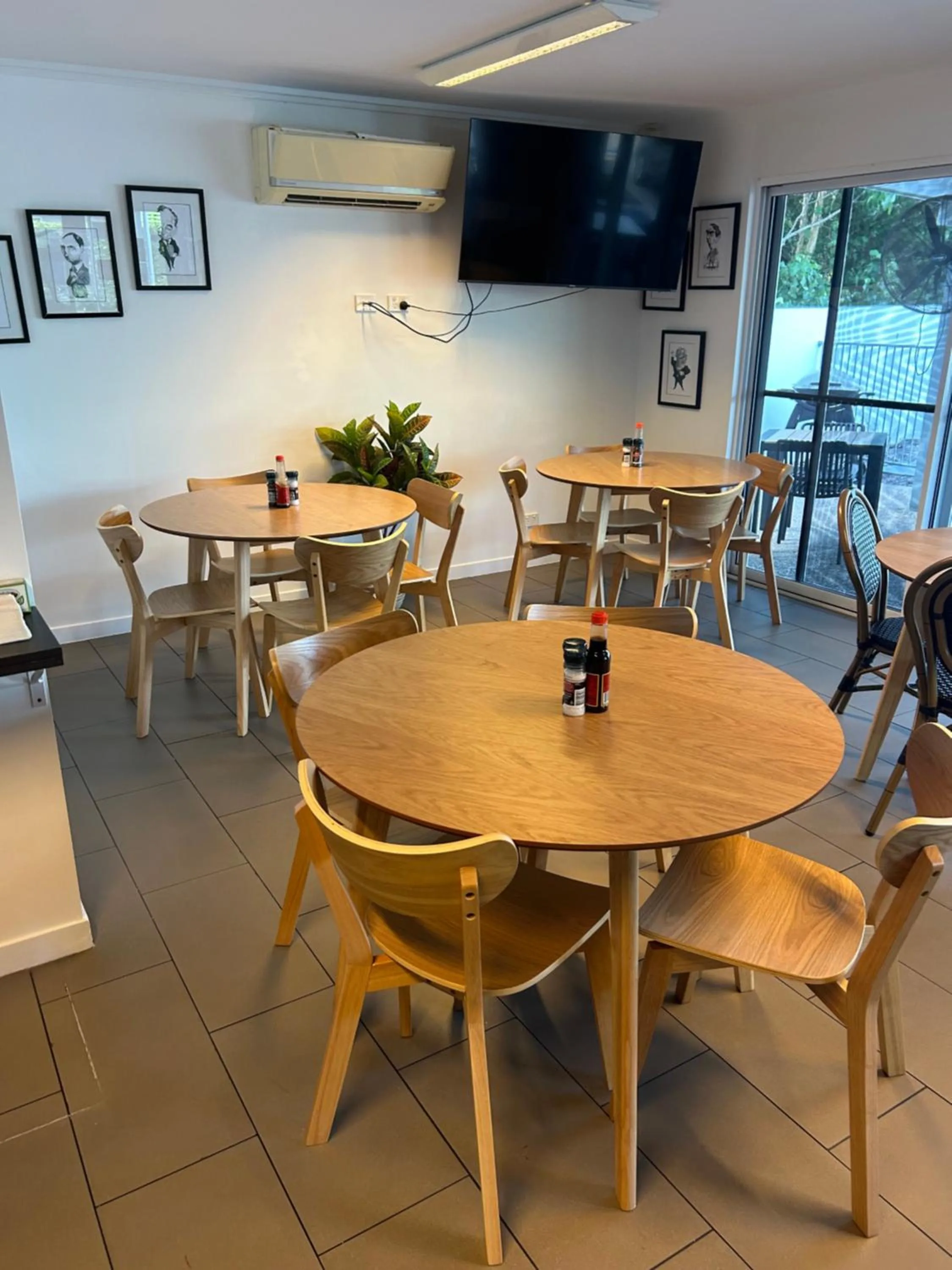 Restaurant/places to eat in Mackay Oceanside Central Hotel Official