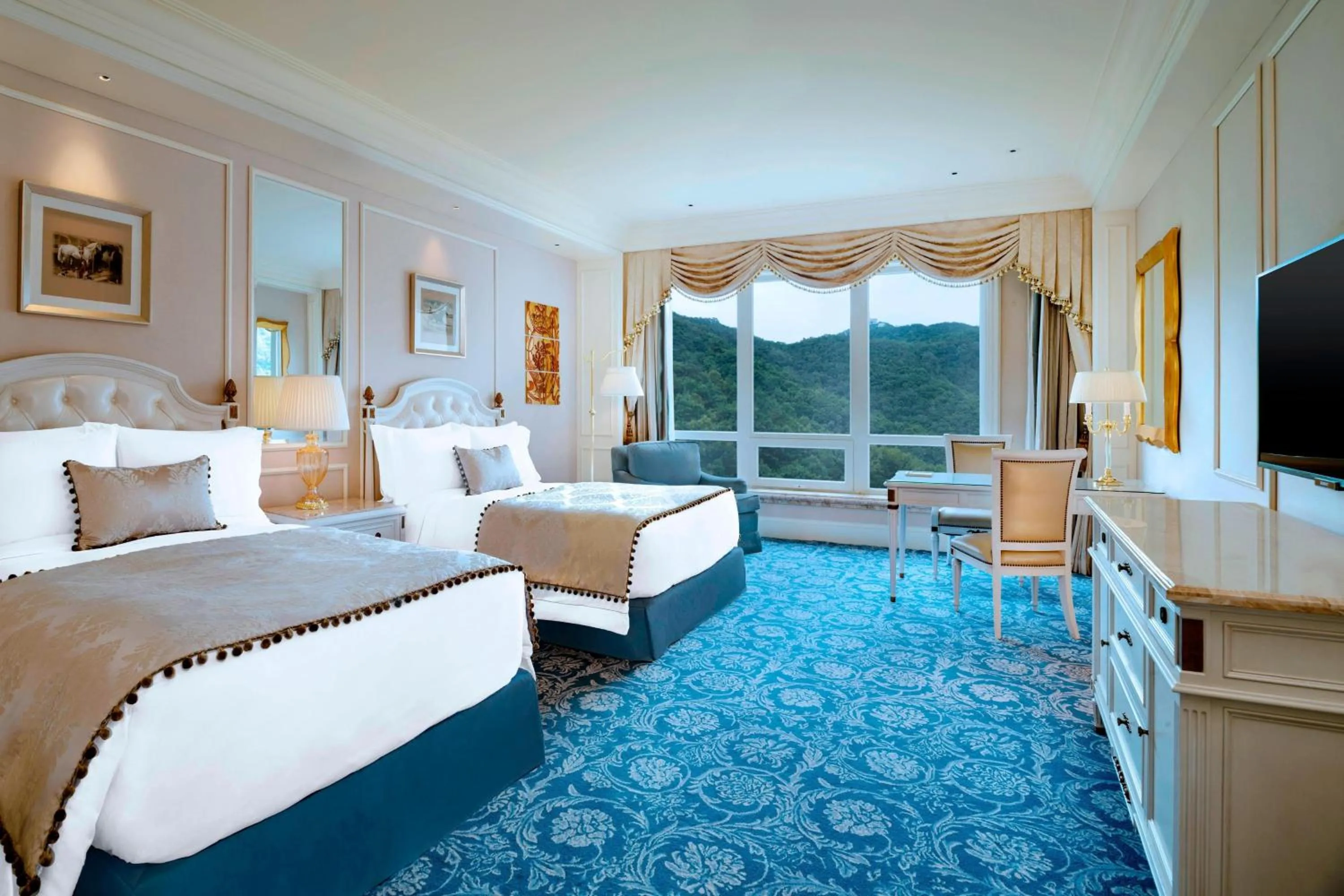 Photo of the whole room, Bed in The Castle Hotel, a Luxury Collection Hotel, Dalian