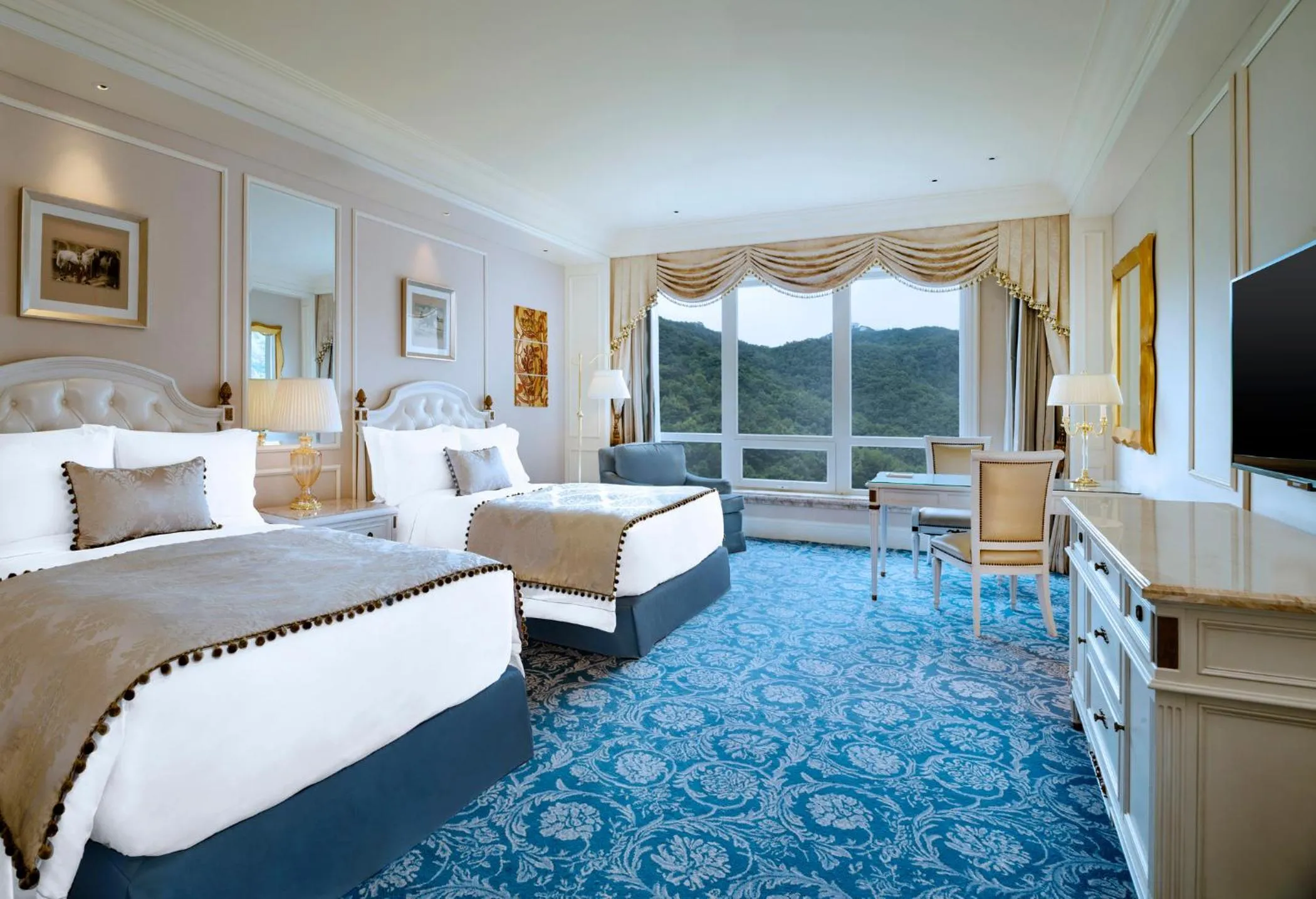 Bed in The Castle Hotel, a Luxury Collection Hotel, Dalian