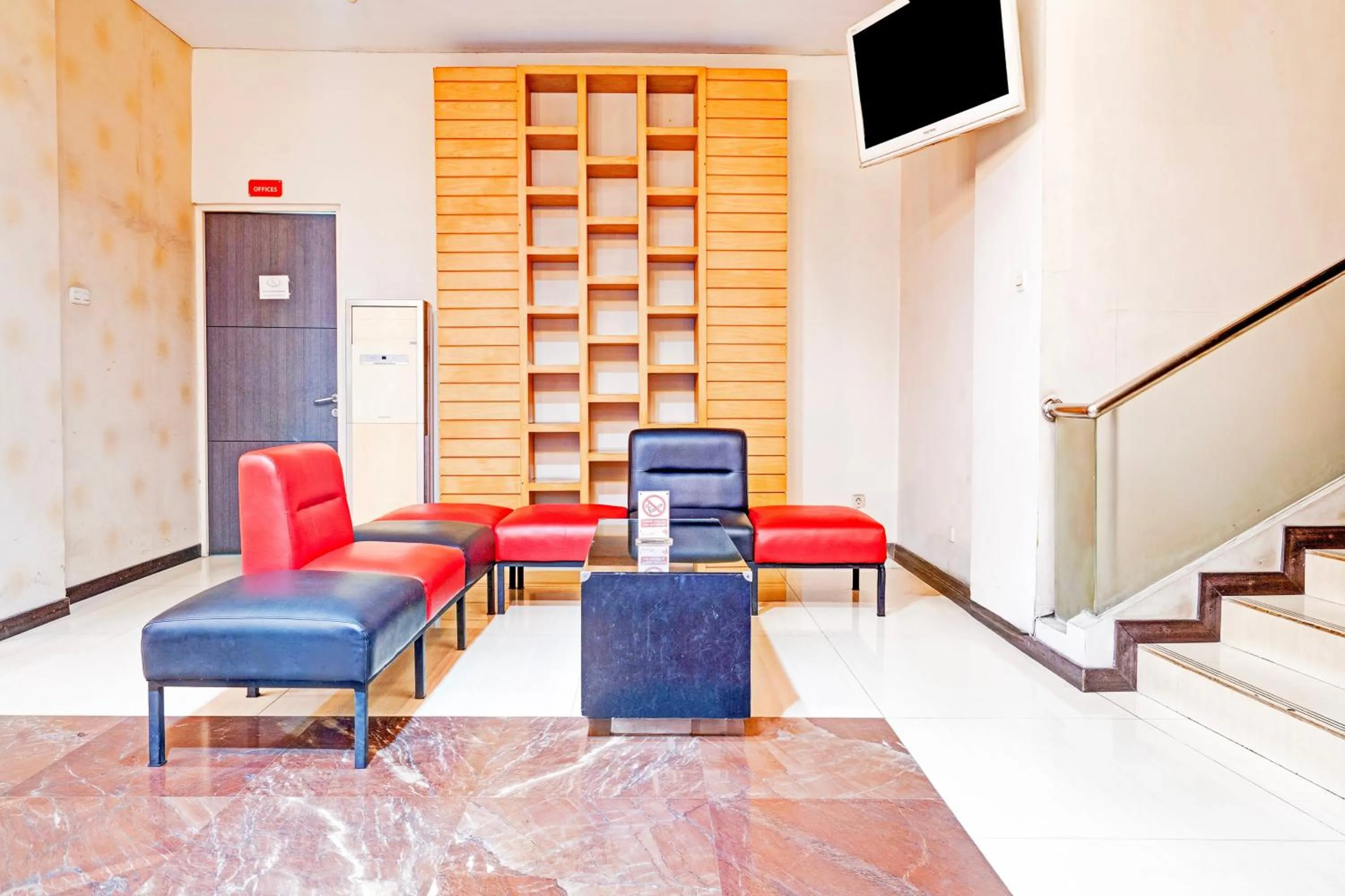 Lobby or reception in Townhouse Oak Cihampelas Near Ciwalk Formerly Promenade Hotel