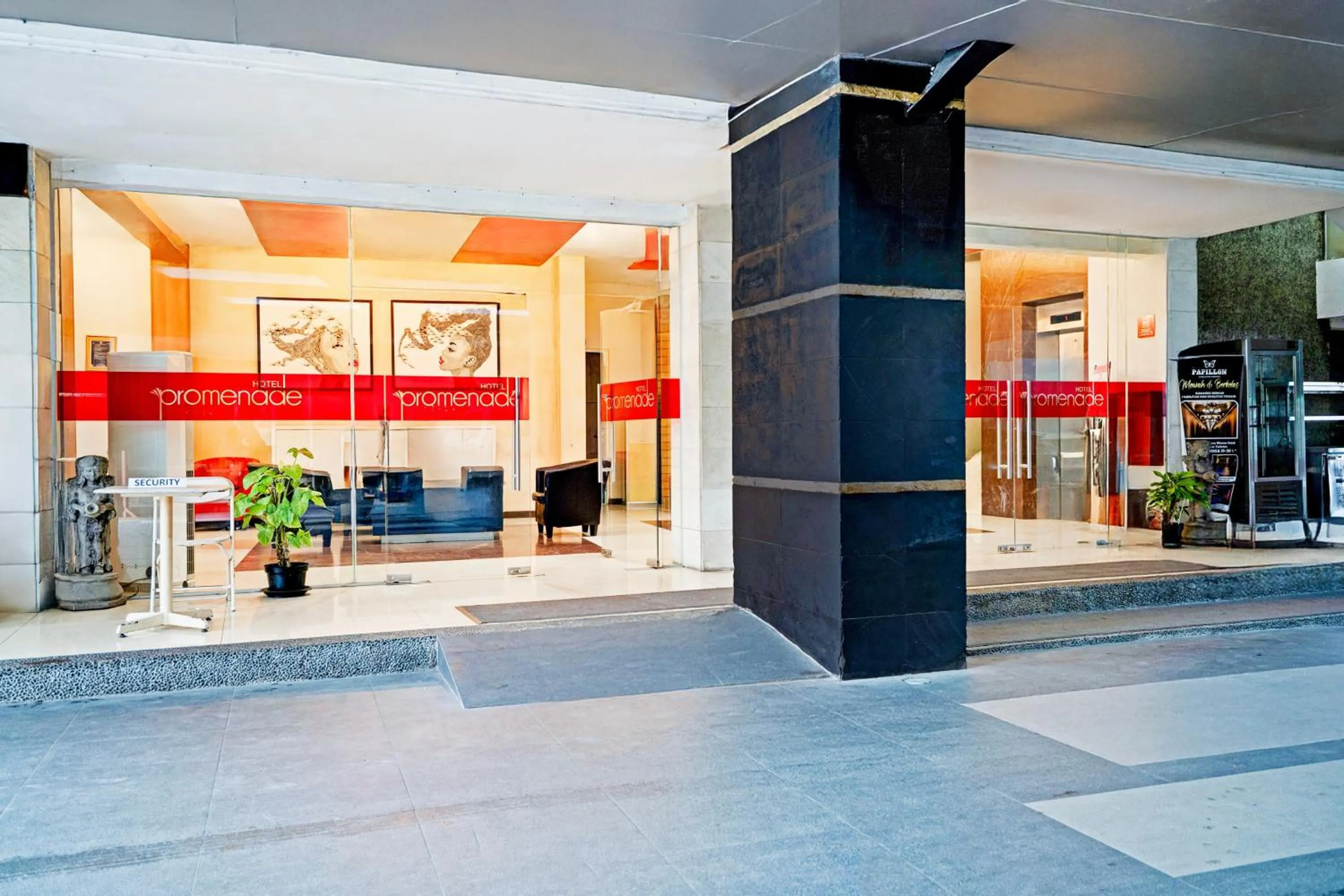 Facade/entrance in Townhouse Oak Cihampelas Near Ciwalk Formerly Promenade Hotel