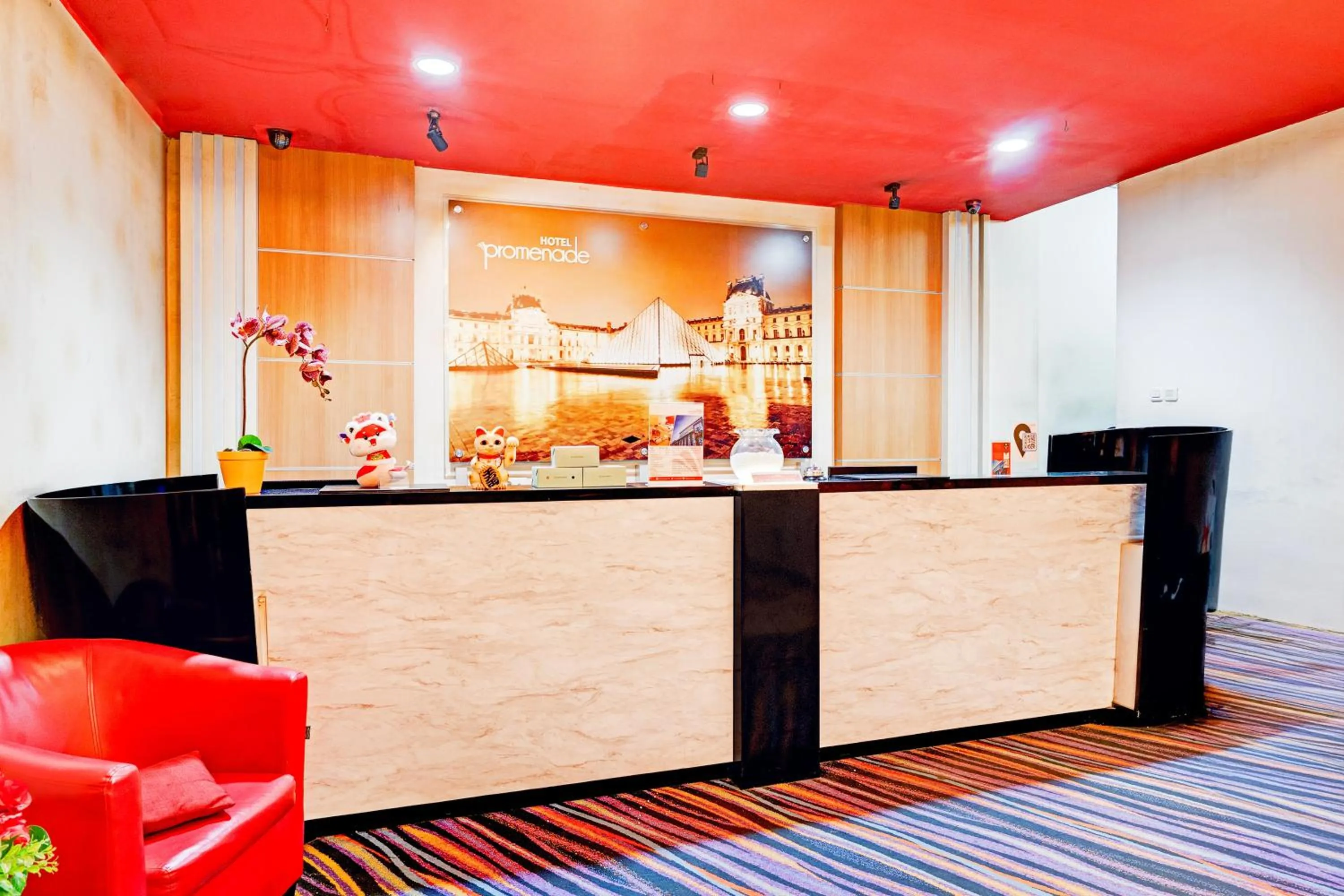 Lobby or reception in Townhouse Oak Cihampelas Near Ciwalk Formerly Promenade Hotel