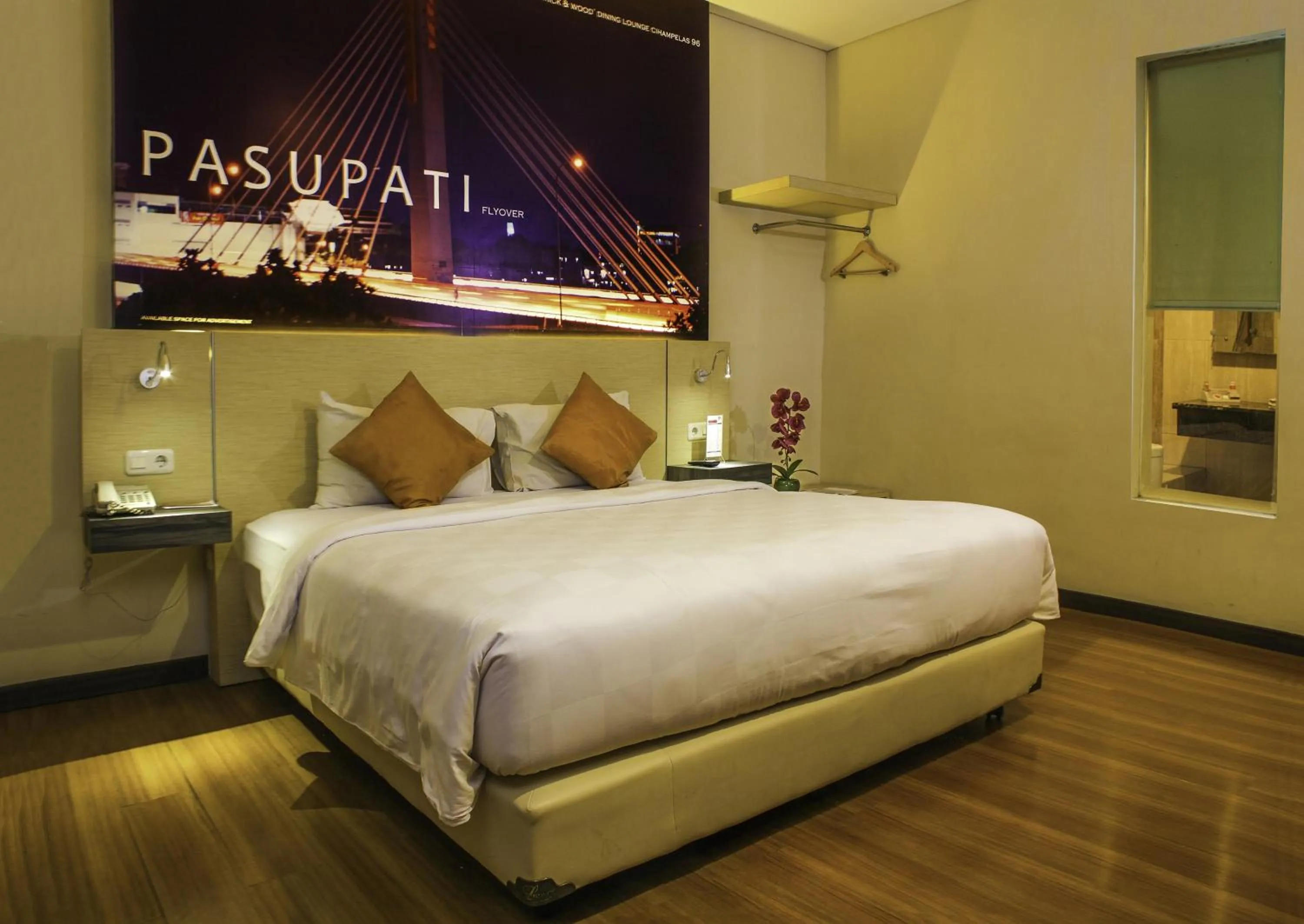 Superior Double Room in Townhouse Oak Cihampelas Near Ciwalk Formerly Promenade Hotel