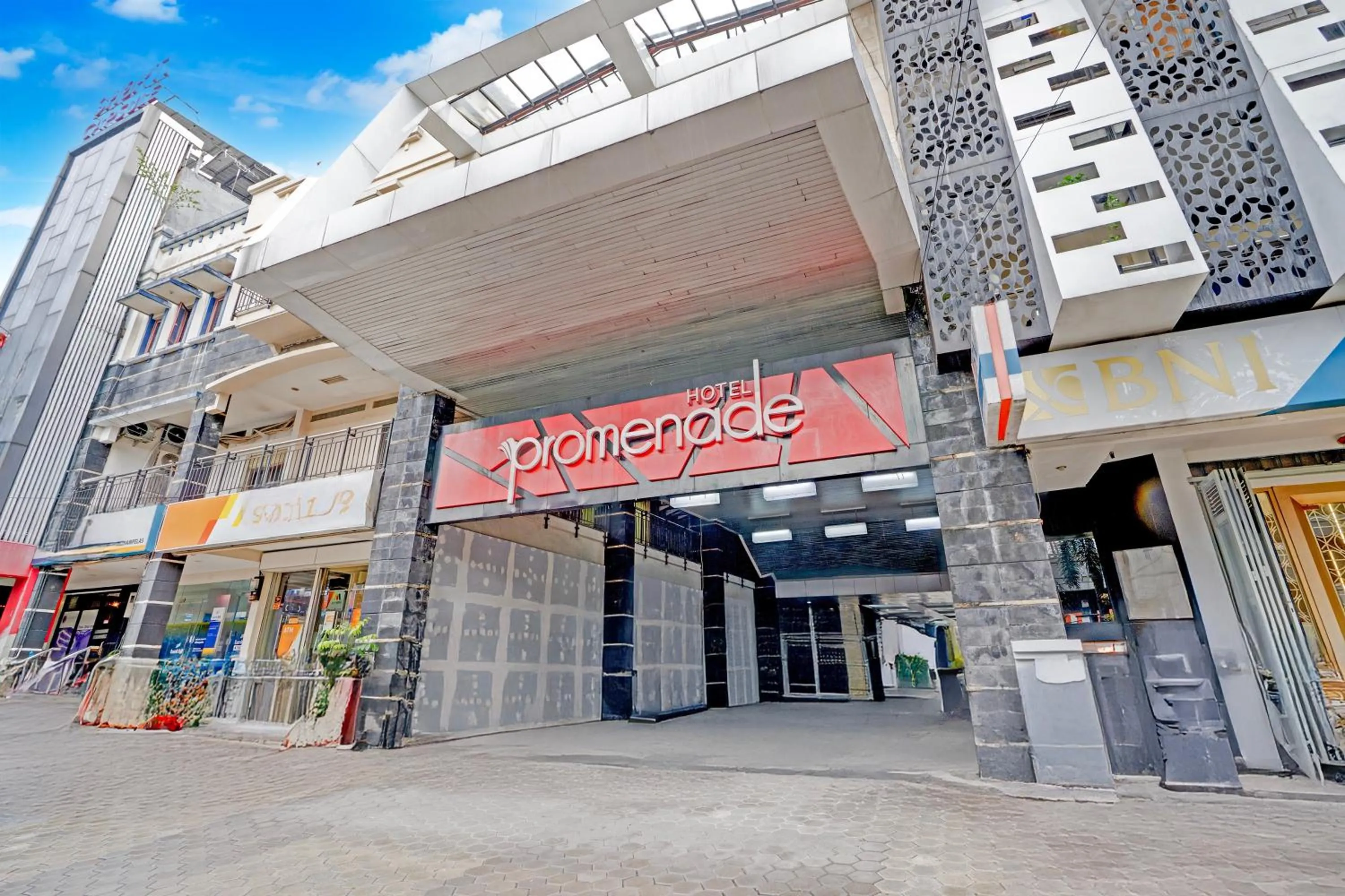 Facade/entrance in Townhouse Oak Cihampelas Near Ciwalk Formerly Promenade Hotel