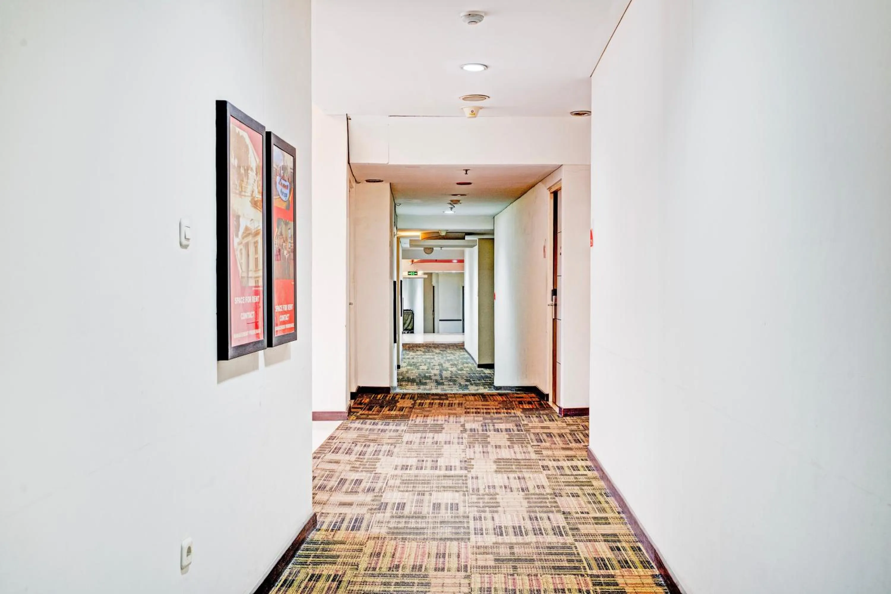 Lobby or reception in Townhouse Oak Cihampelas Near Ciwalk Formerly Promenade Hotel