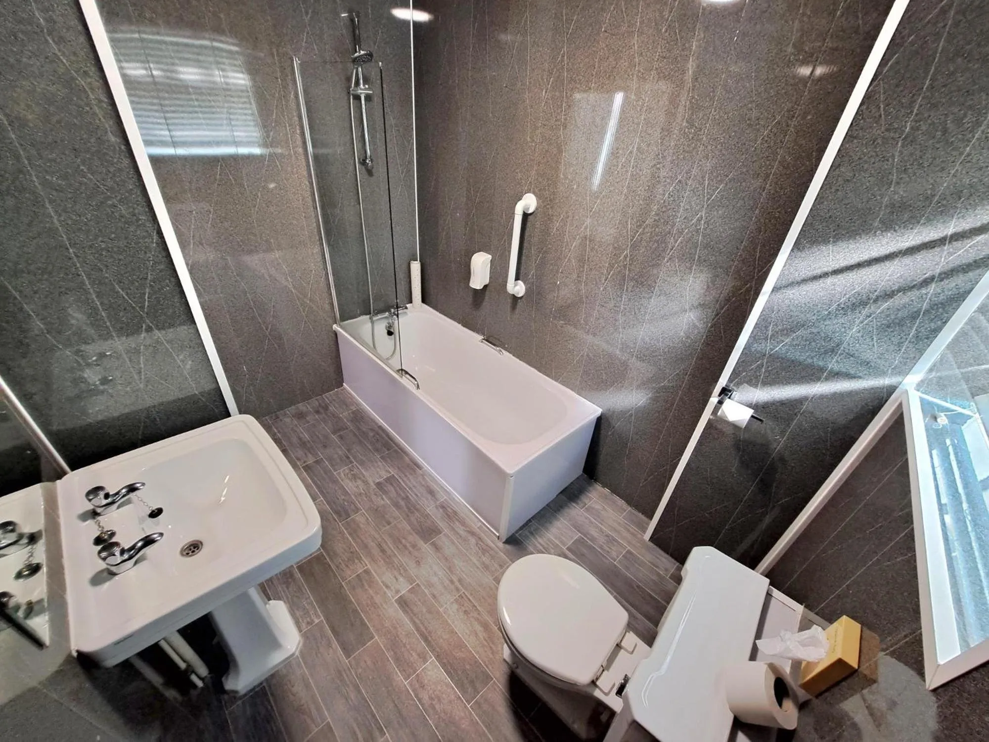 Bathroom in Royal Clifton Hotel