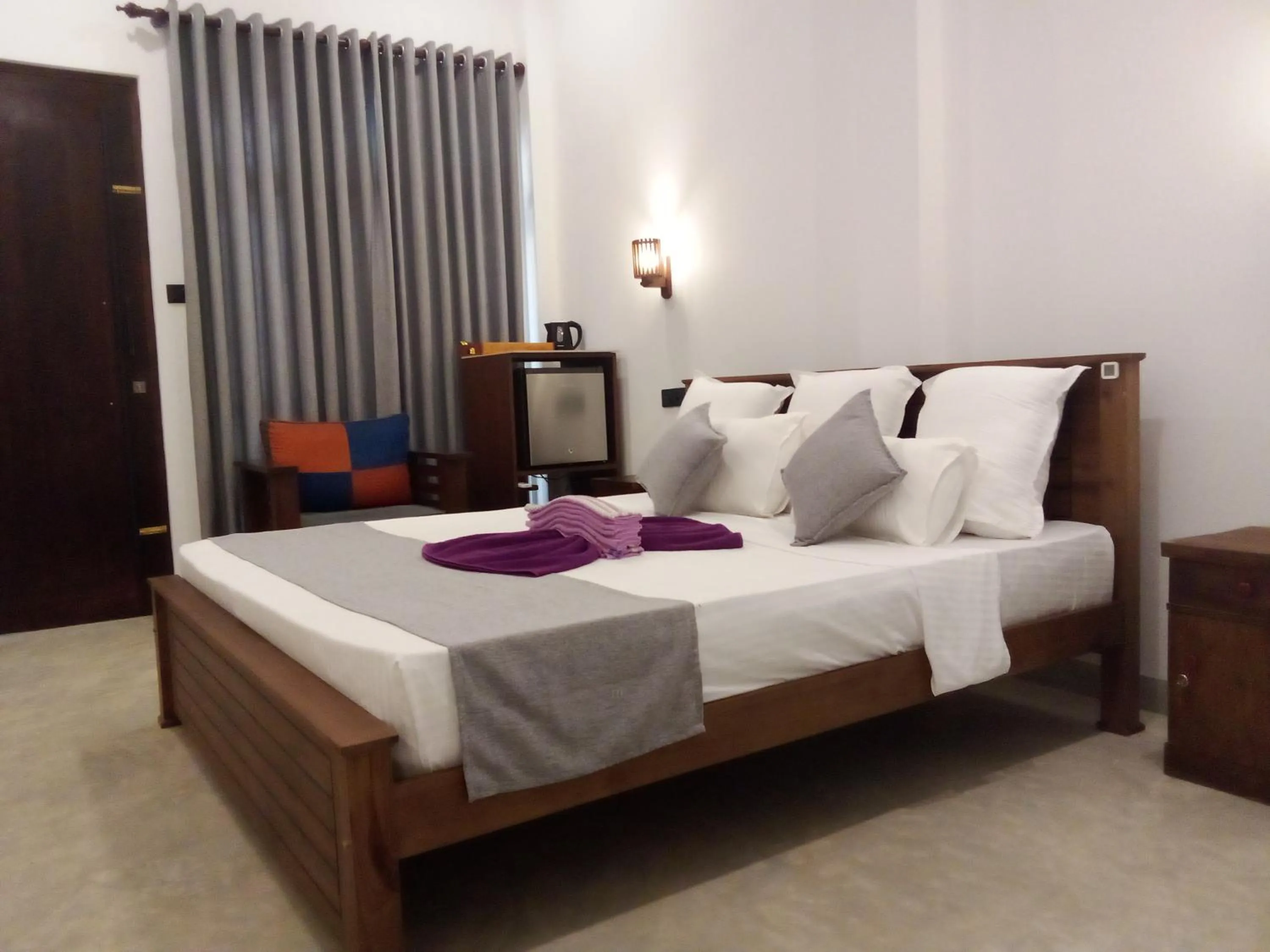 Photo of the whole room, Bed in LaRoy Mirissa