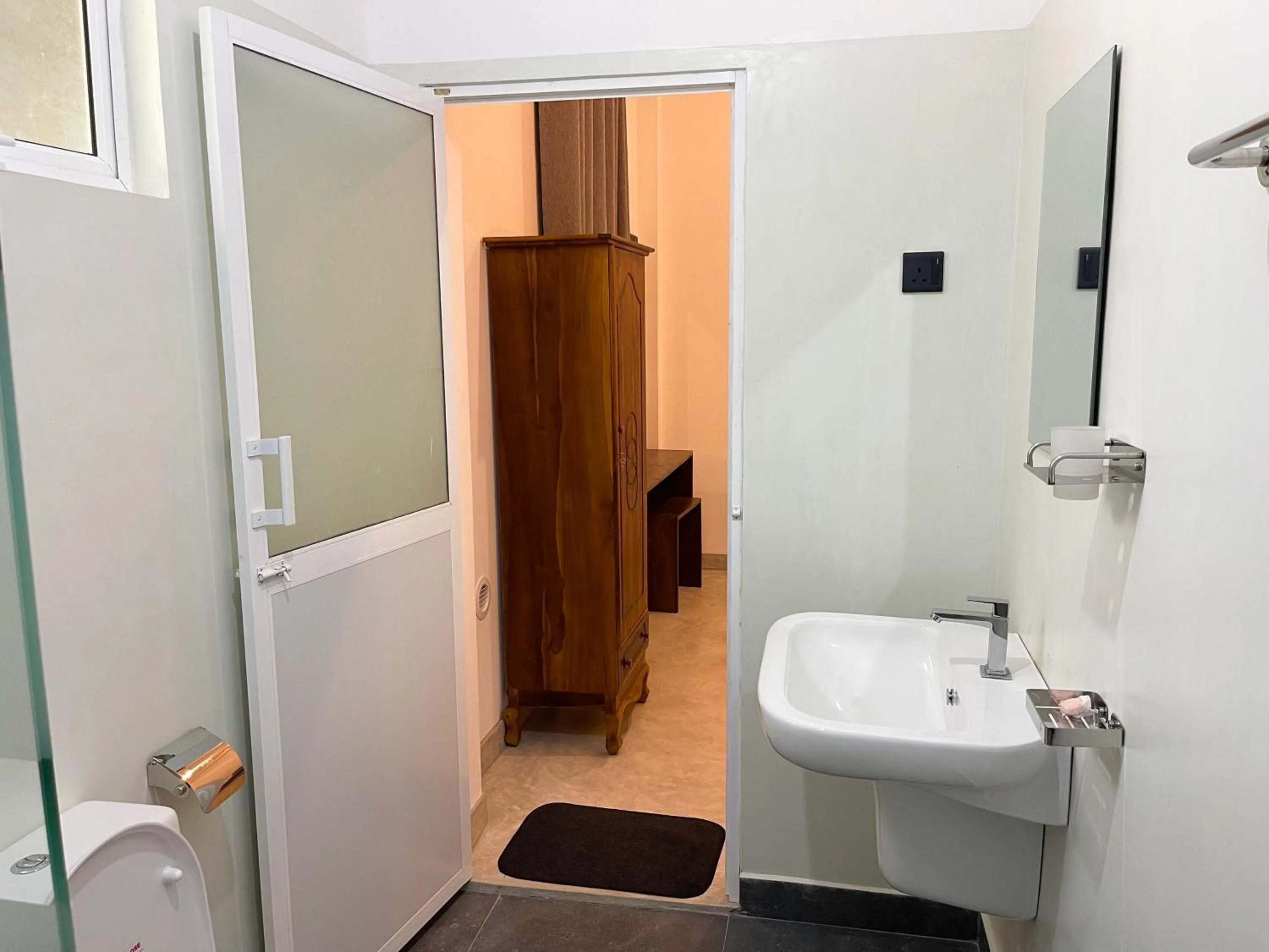 Bathroom in LaRoy Mirissa