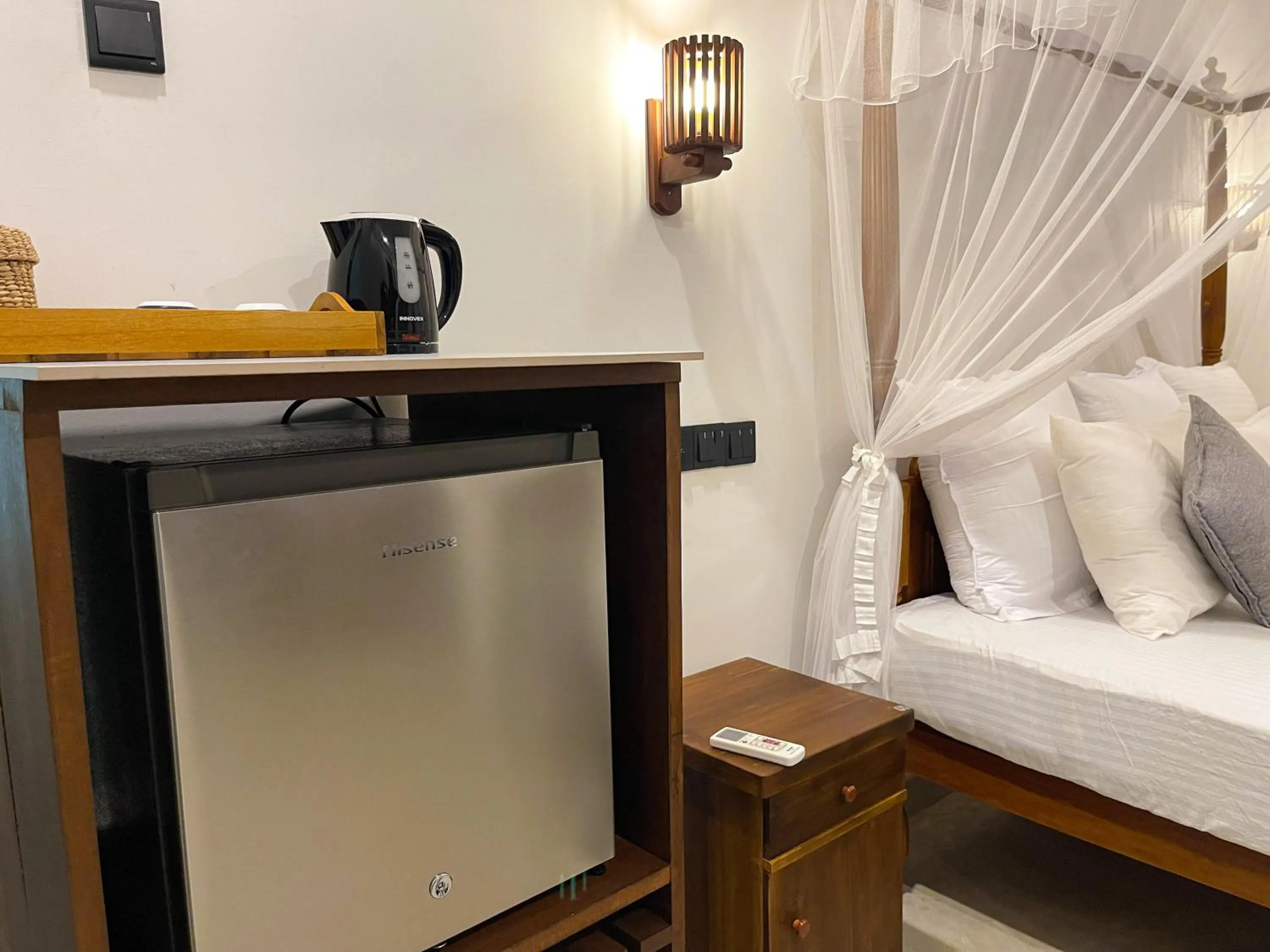 minibar, Bed in LaRoy Mirissa