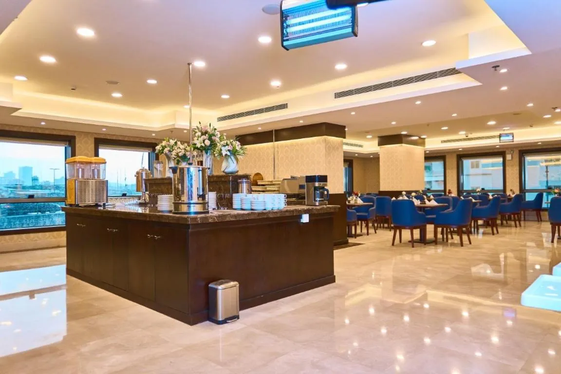 Restaurant/places to eat in Selat Al Bait Hotel