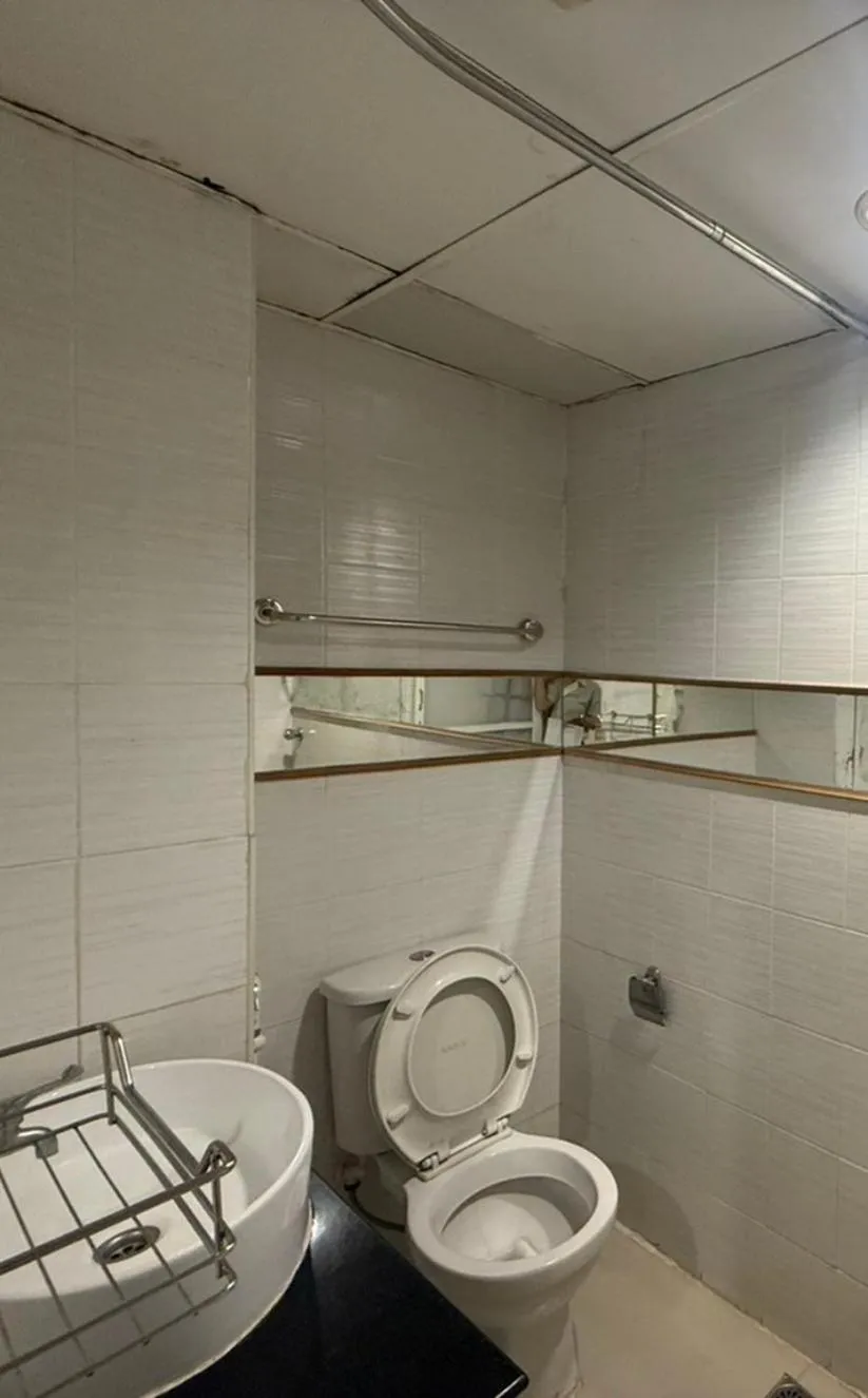 Toilet in Greenhouse Bangkok Khaosan