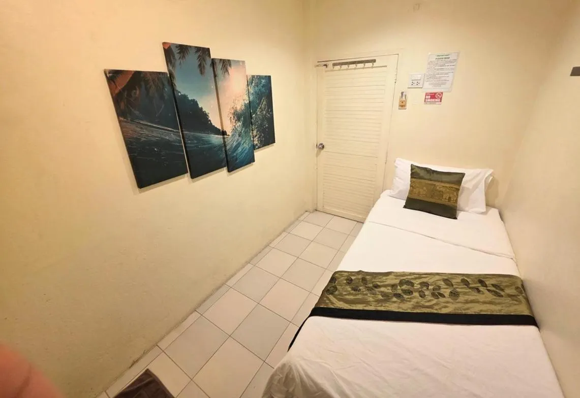 Photo of the whole room, Bed in Greenhouse Bangkok Khaosan