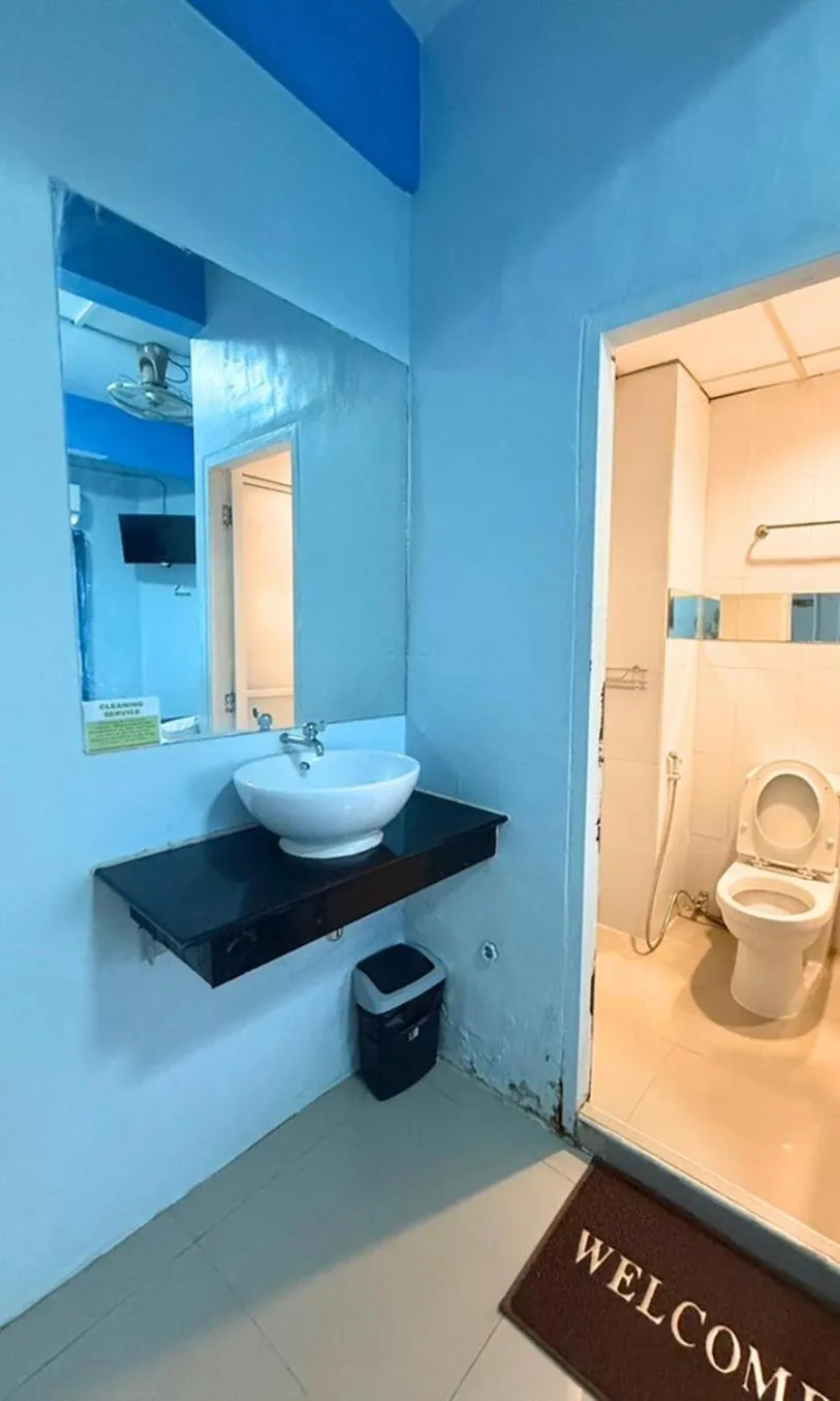 Toilet in Greenhouse Bangkok Khaosan