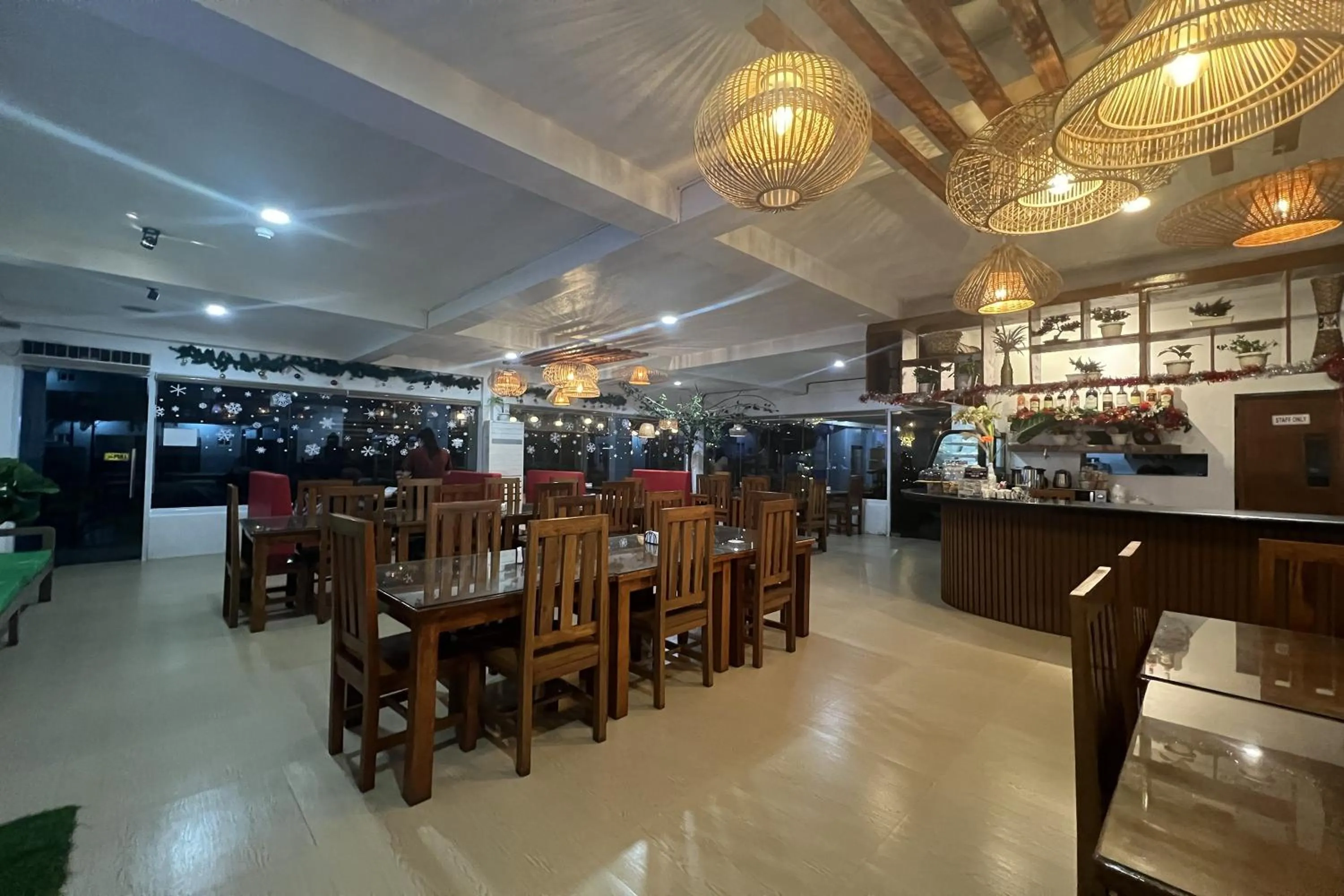Restaurant/places to eat in Funtasea Hotel and Beach Resort