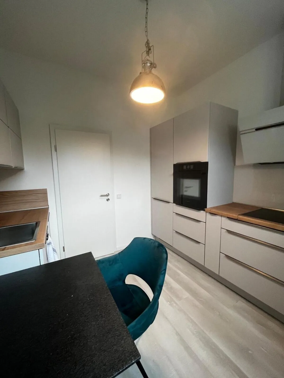 Kitchen or kitchenette in Lisboa: Messe/Business/FeWo DUS