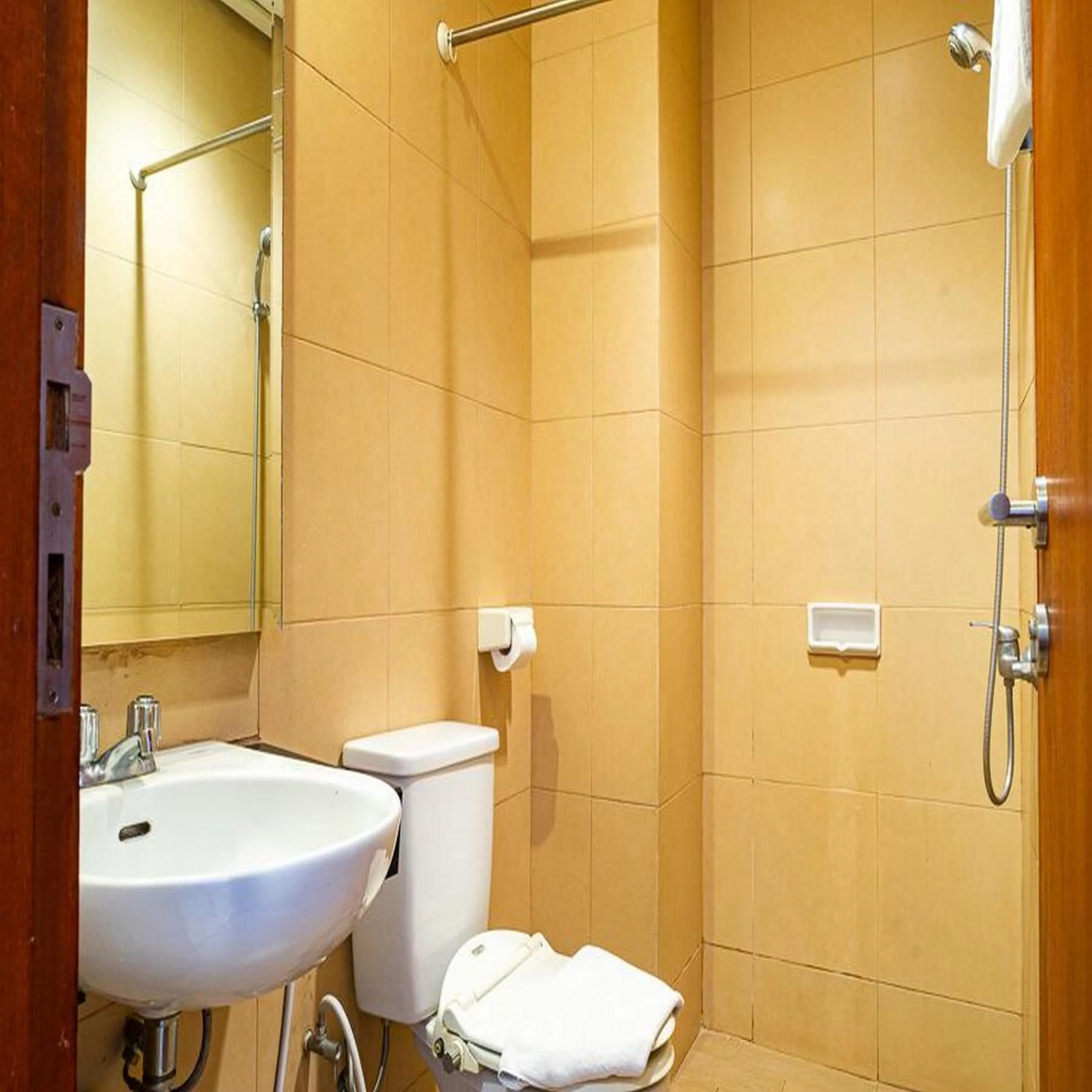 Bathroom in RedDoorz Plus at Blue Pacific Blok M