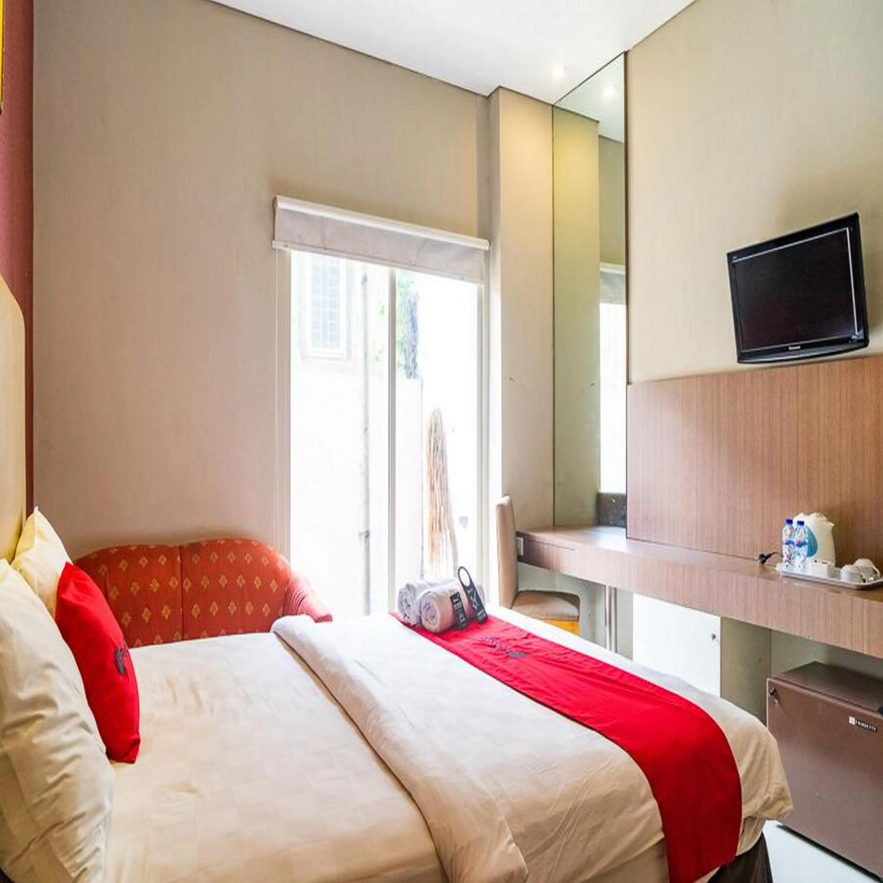 Bedroom, Bed in RedDoorz Plus at Blue Pacific Blok M