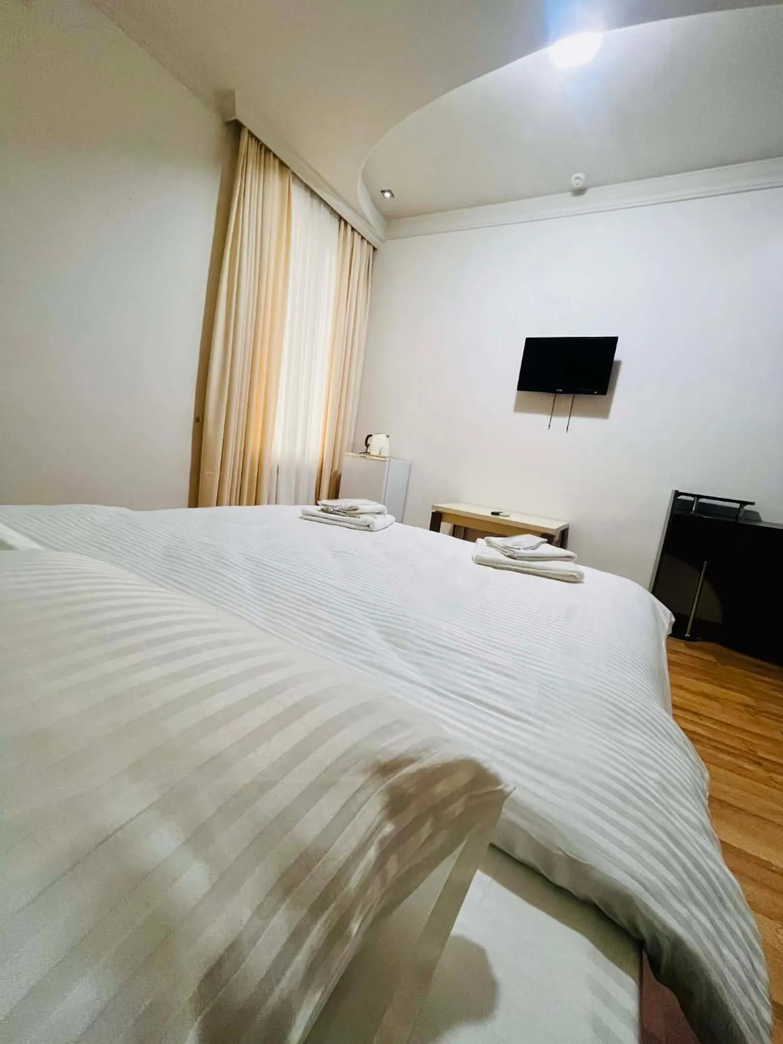 Shower, Bed in Lux Palace Hotel