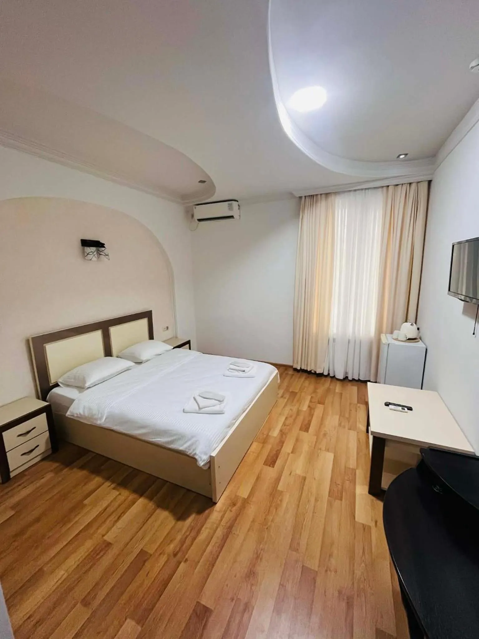 Shower, Bed in Lux Palace Hotel