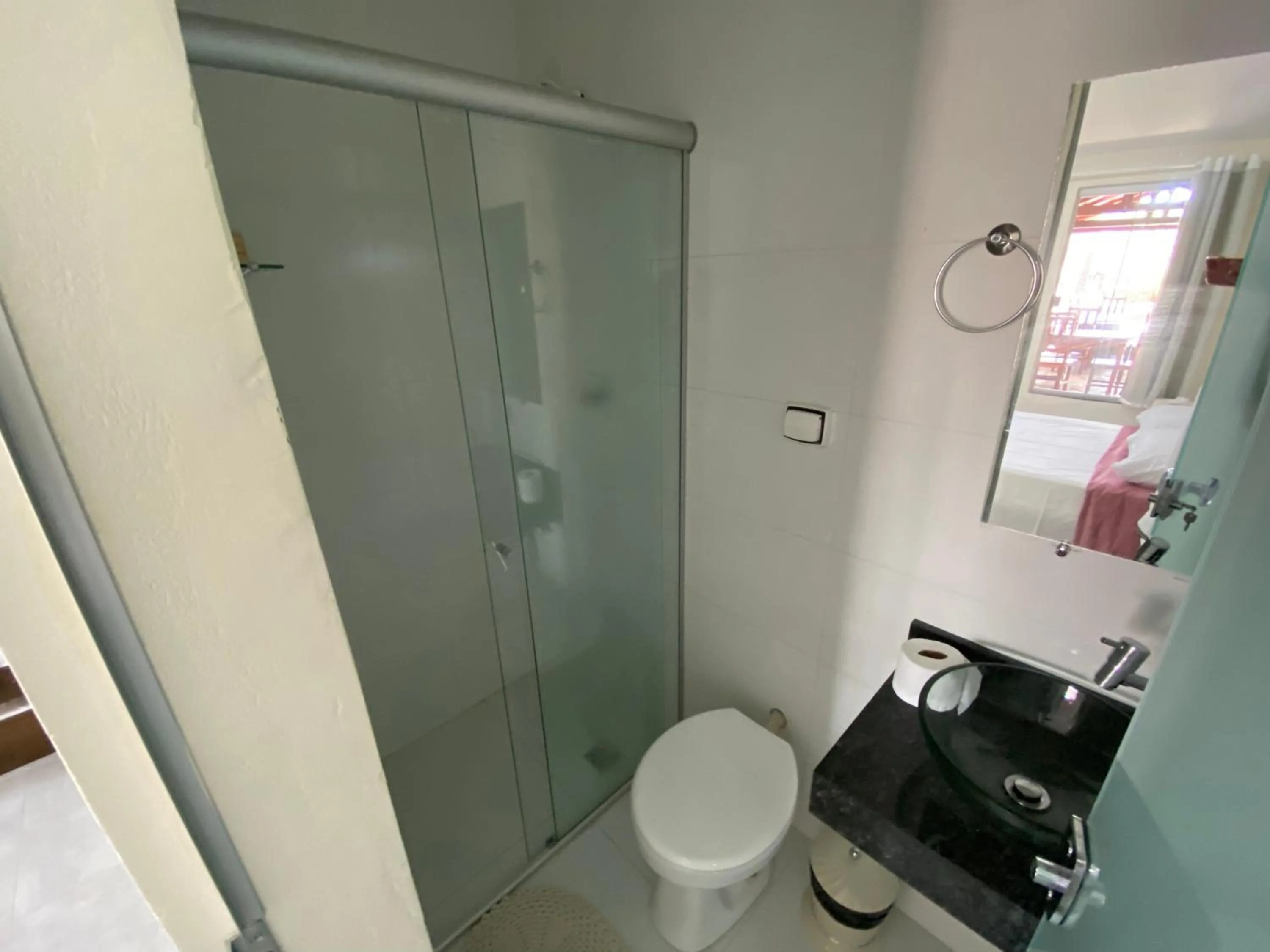 Toilet in Pousada Rubbi Violeta