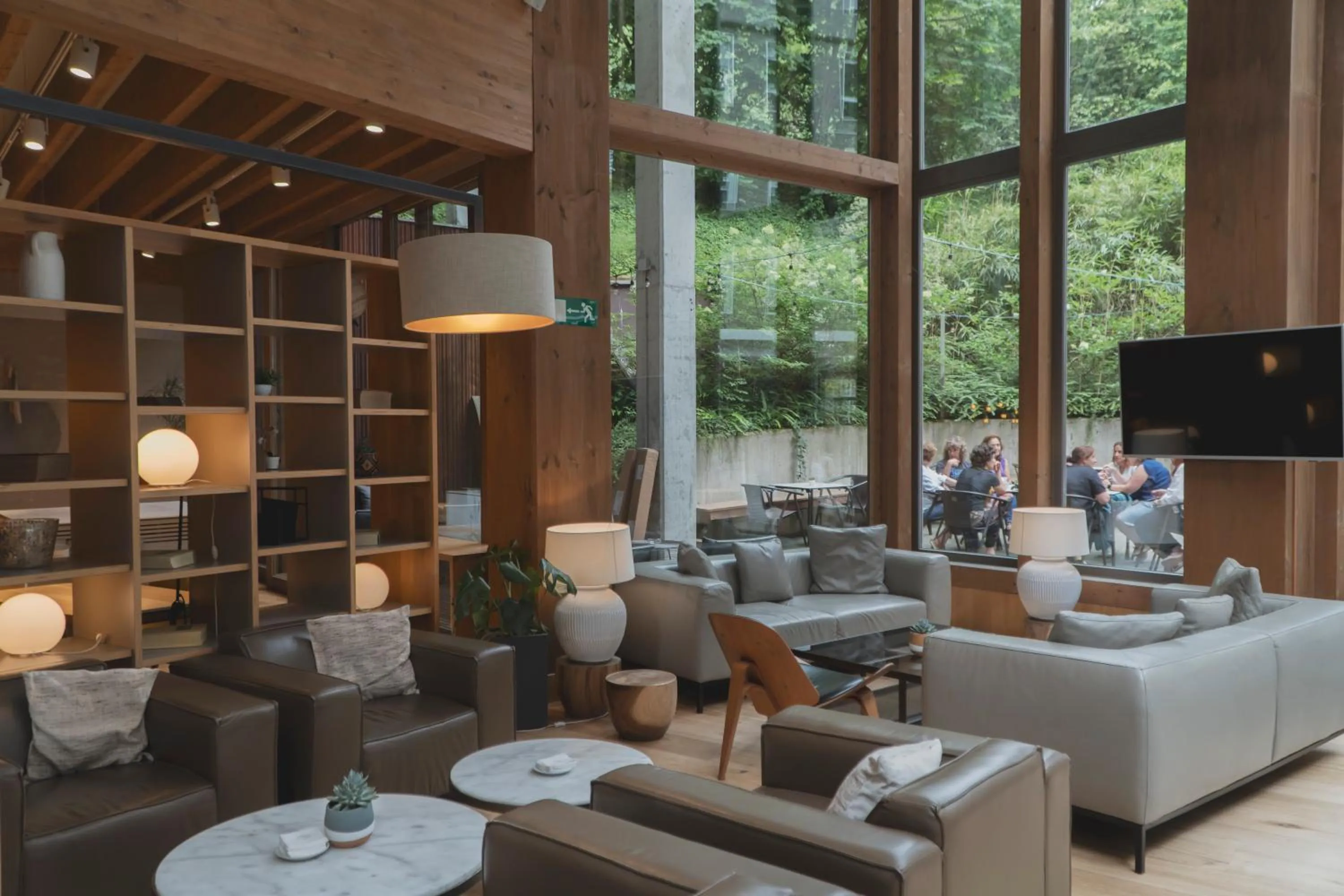 Communal lounge/ TV room in Zenit San Sebastián