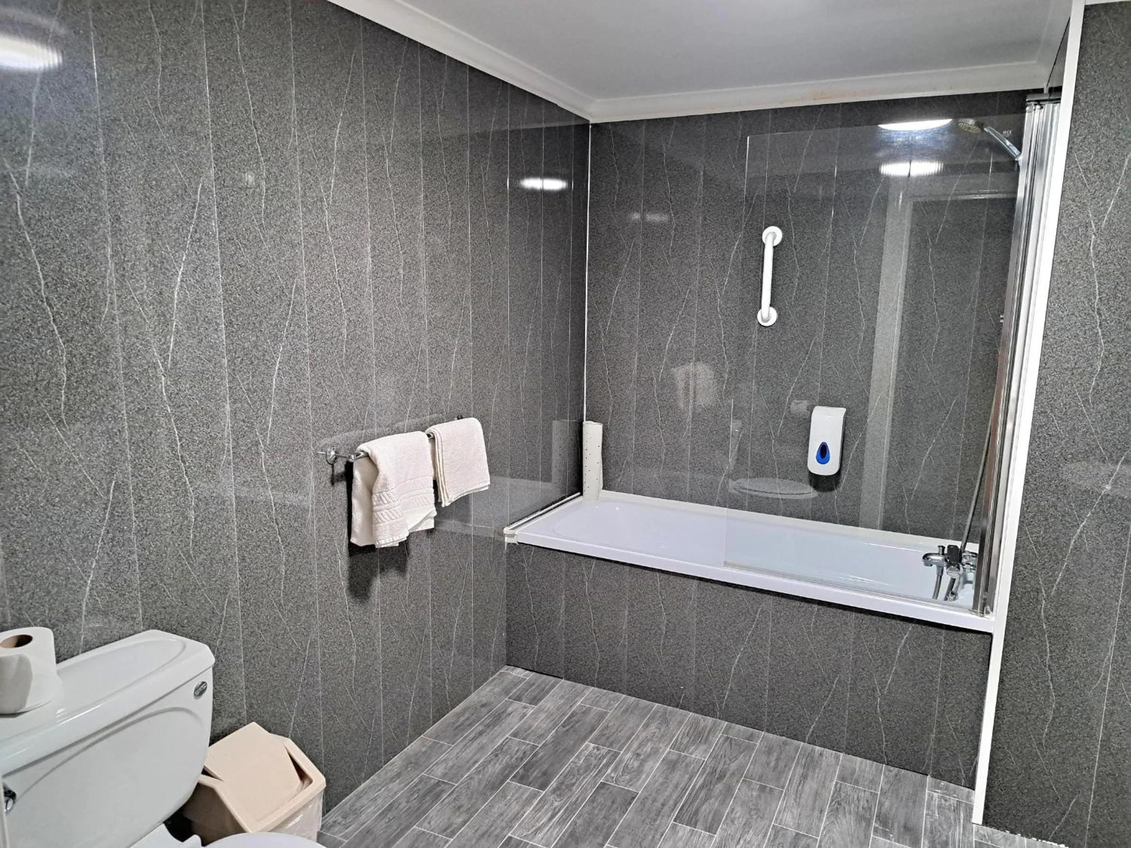 Bathroom in Prince Of Wales Hotel