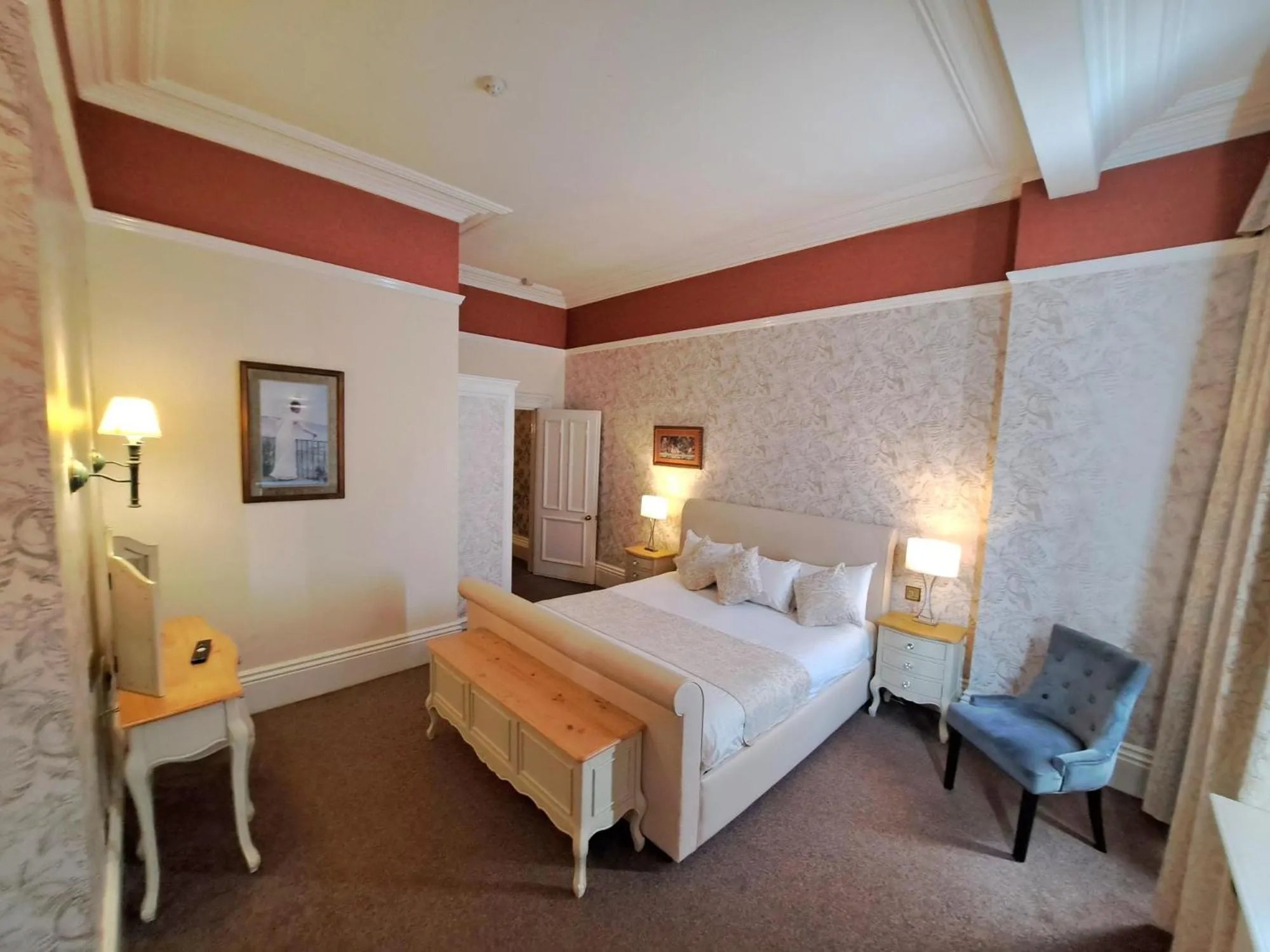 Bedroom, Bed in Prince Of Wales Hotel