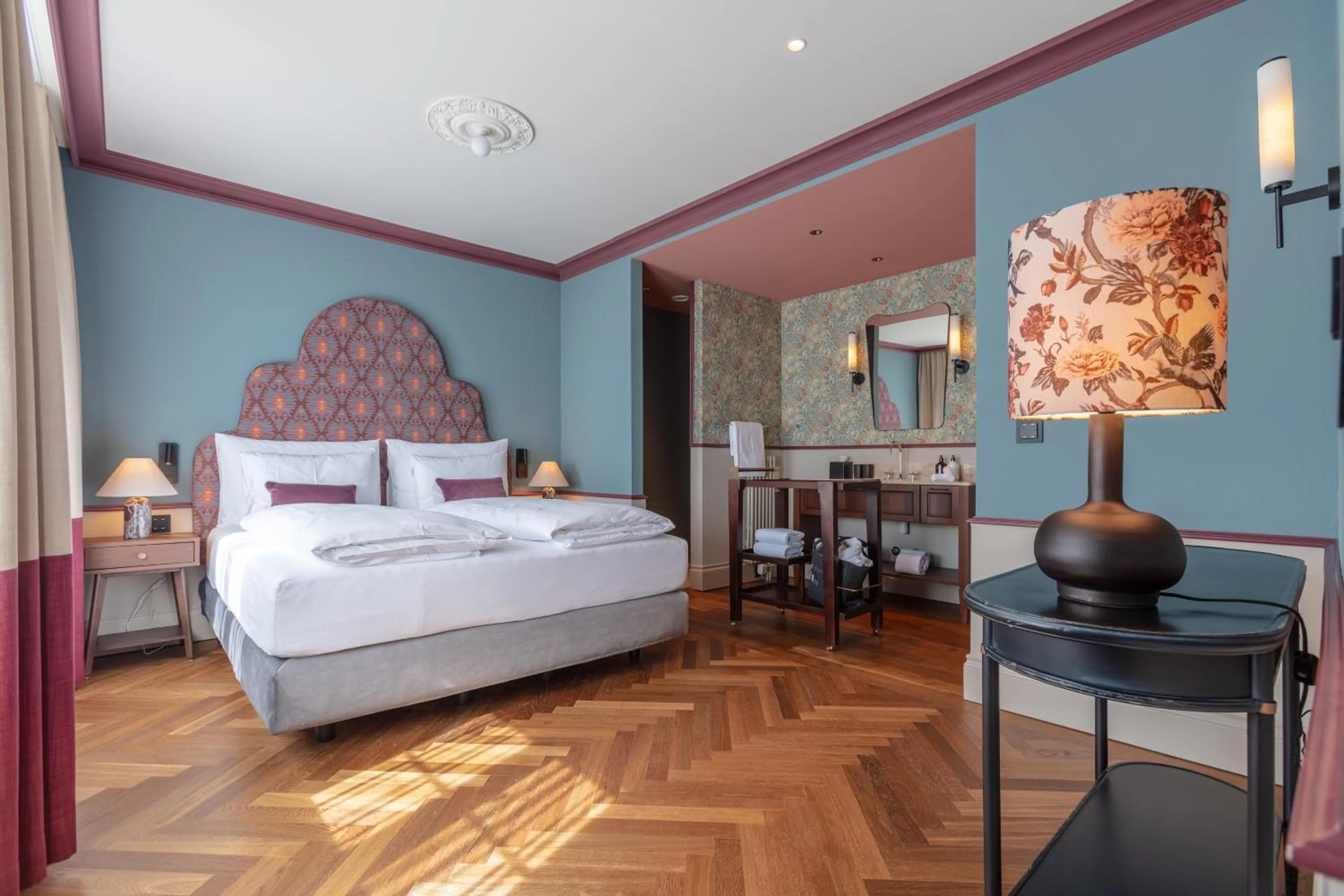 Bathroom, Bed in Hotel Mürren Palace