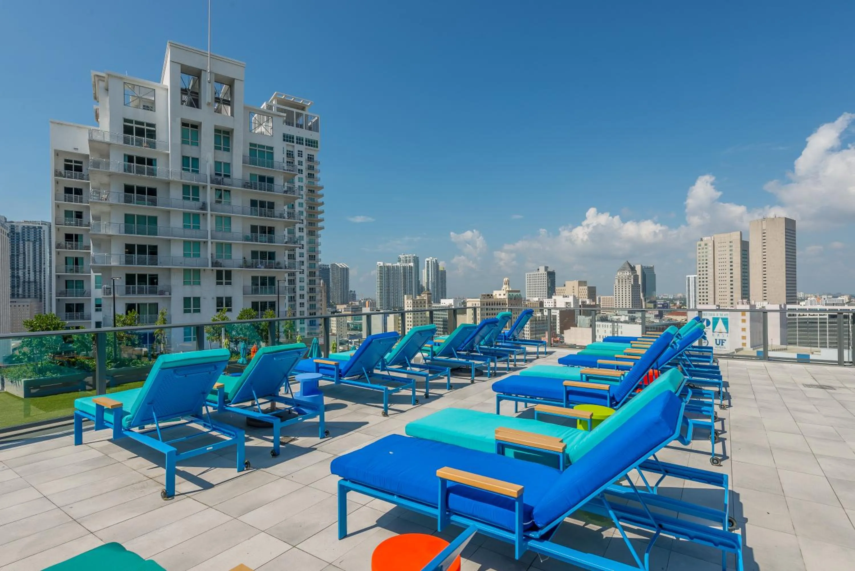Swimming pool in Sentral Alea Miami