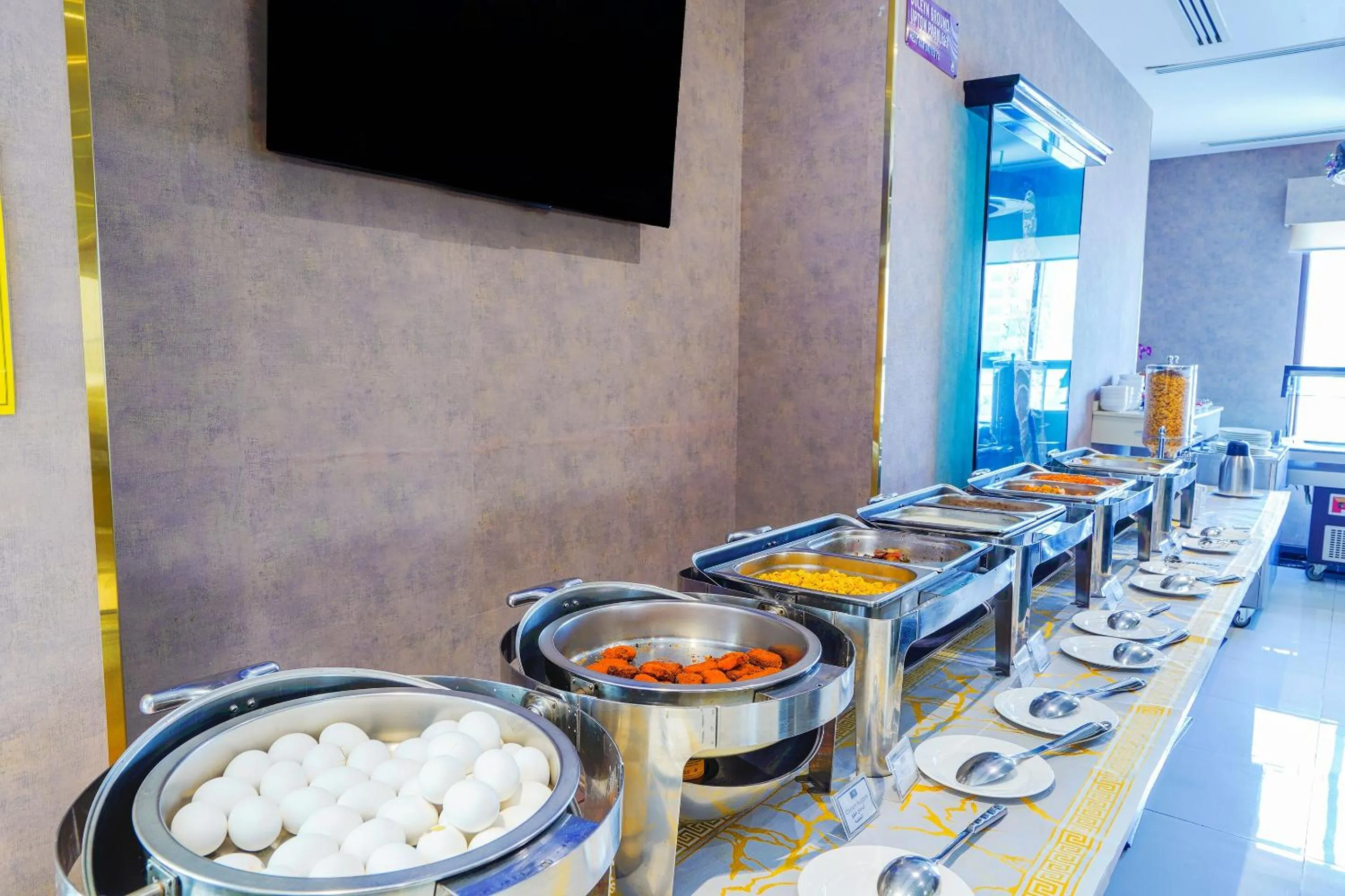 Food and drinks in Palette Royal Reflections Hotel and Spa Dubai