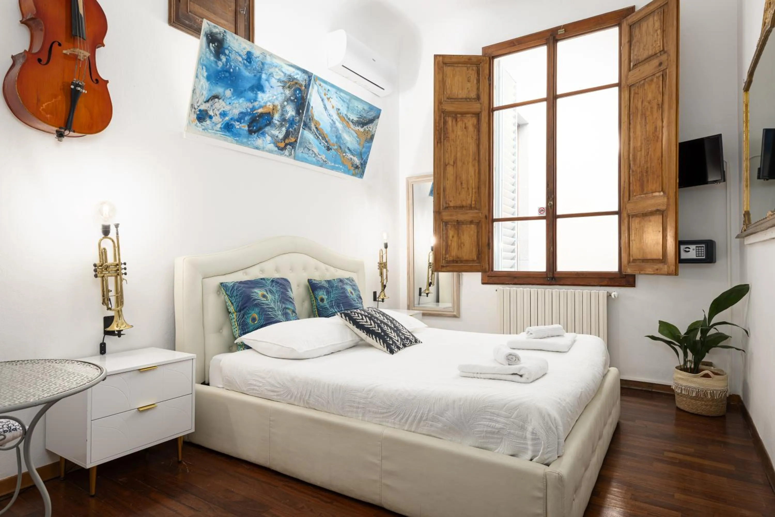 Bedroom, Bed in Strange Uncle B&B