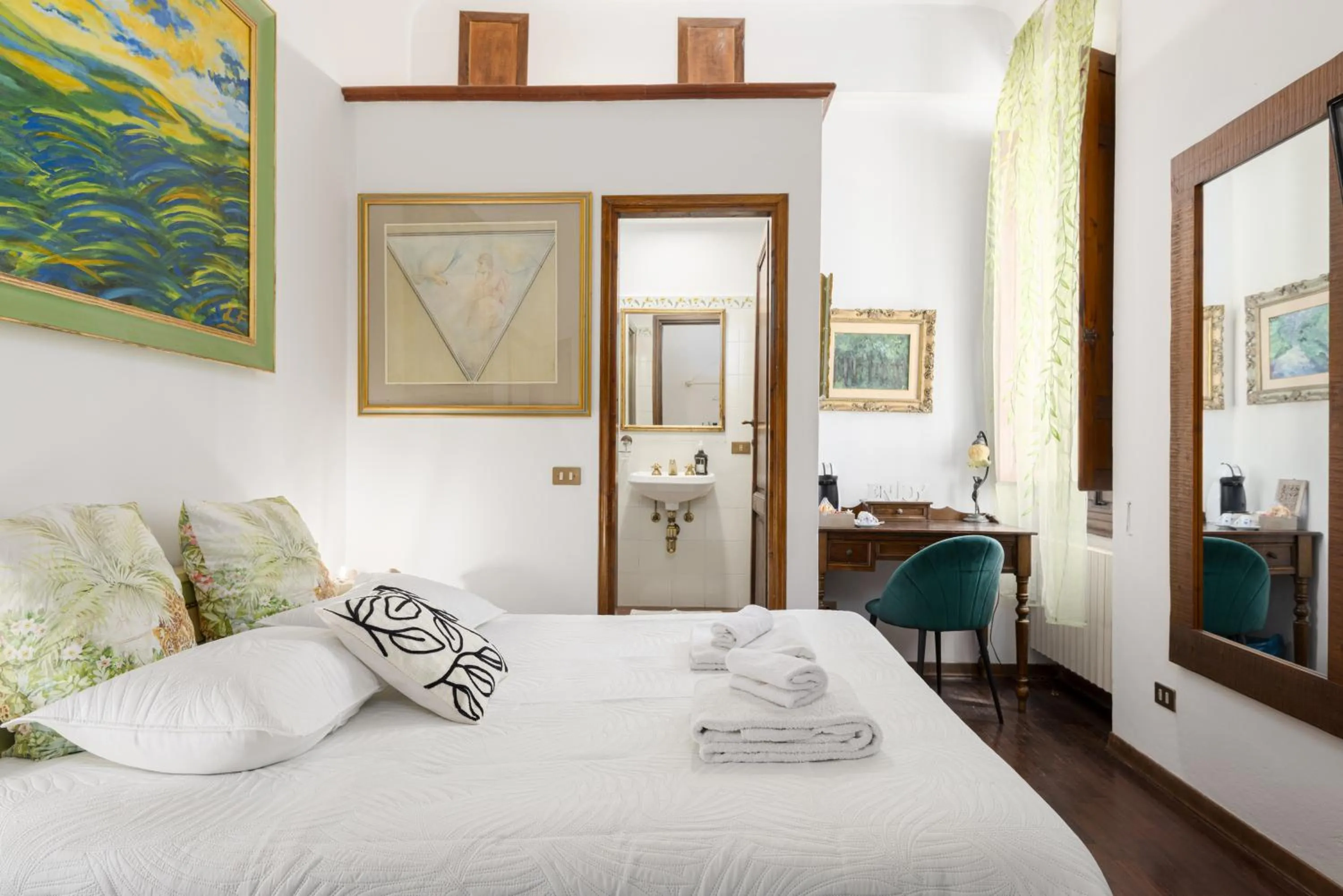 Bedroom, Bed in Strange Uncle B&B