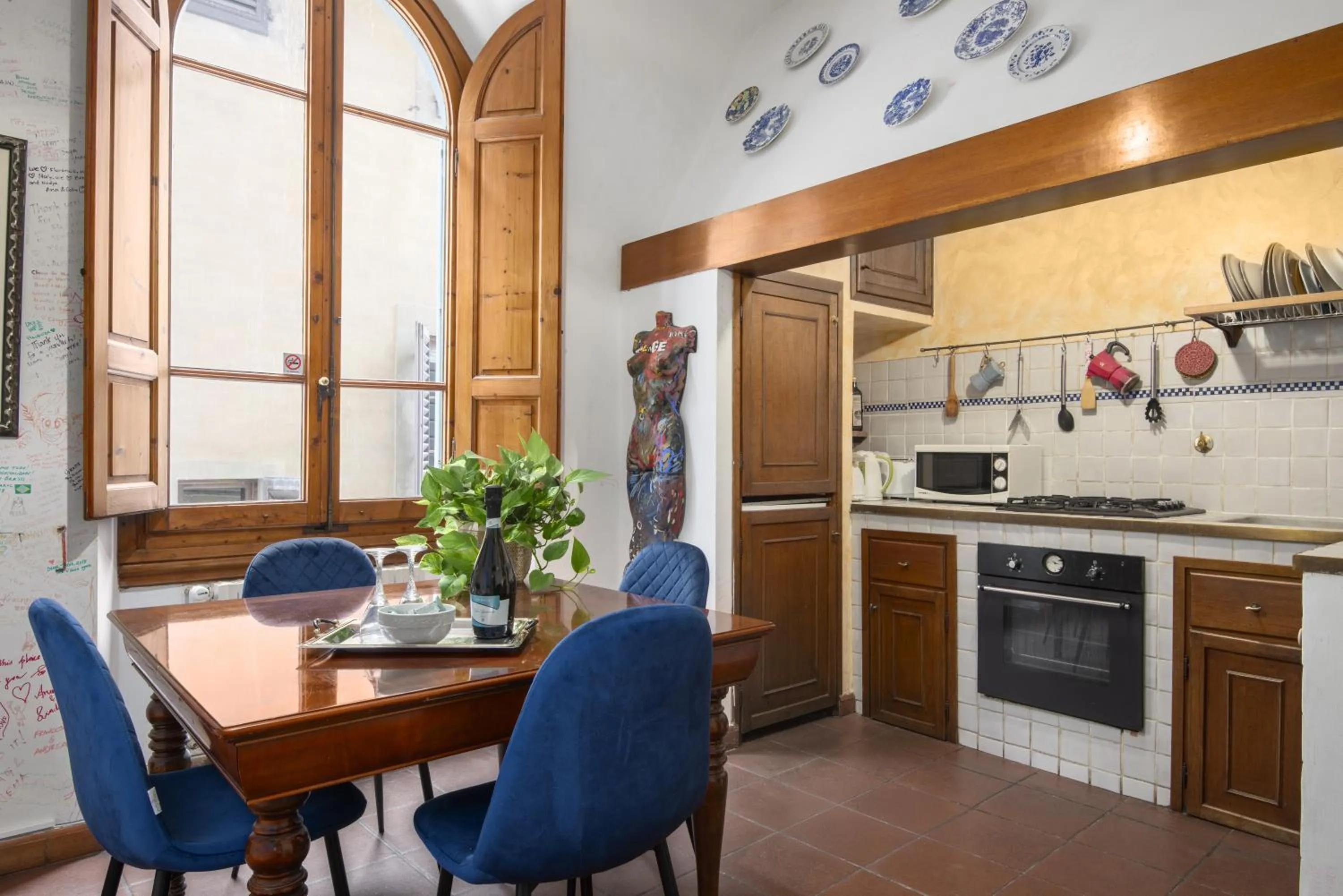 Kitchen or kitchenette in Strange Uncle B&B