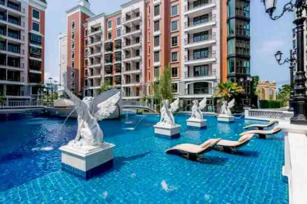 Swimming pool in España Condo Resort Pattaya