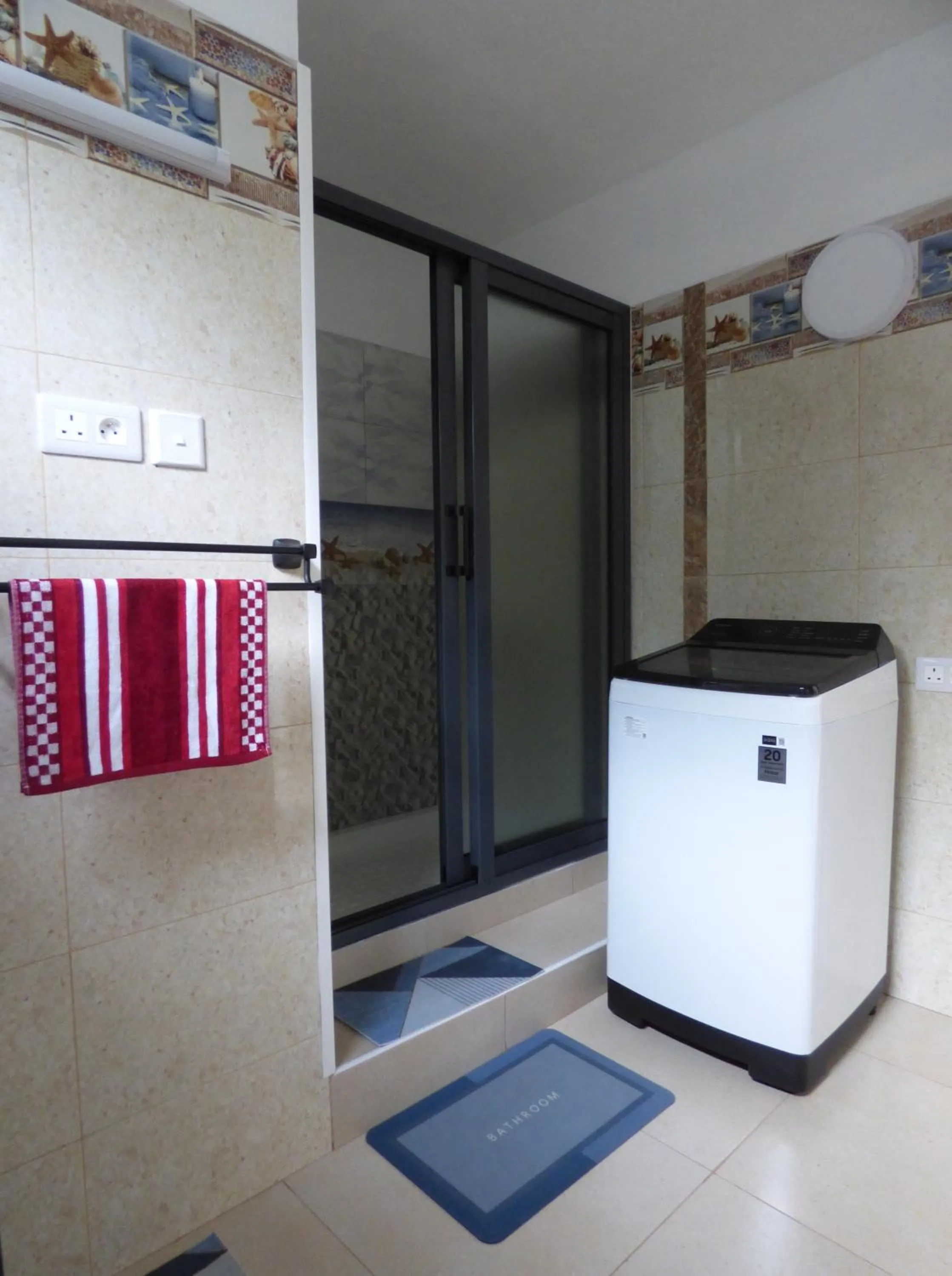 Bathroom in La Nuit Étoilée , Restez plus, payez moins !