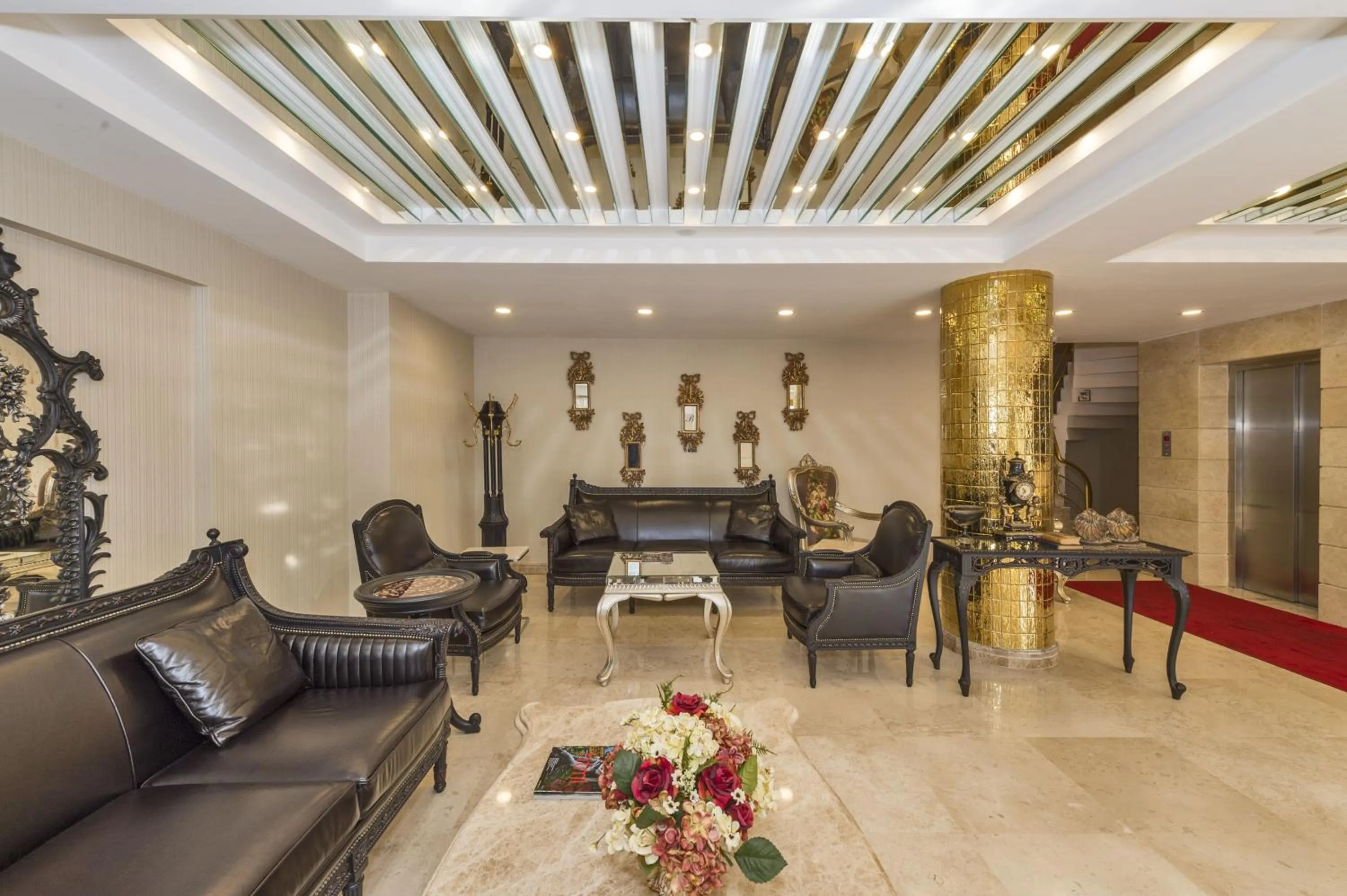 Communal lounge/ TV room in Escardın hotel