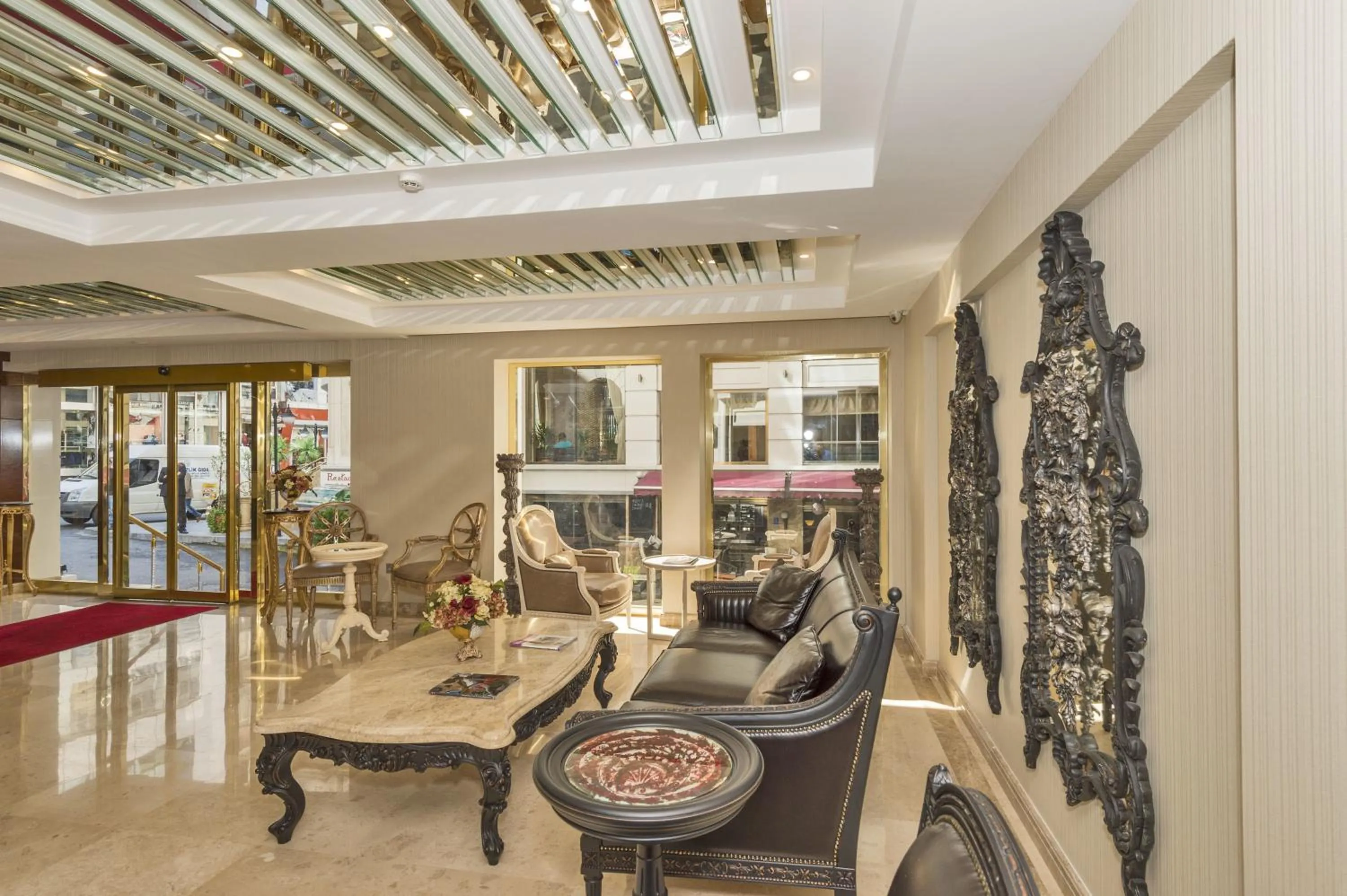 Communal lounge/ TV room in Escardın hotel