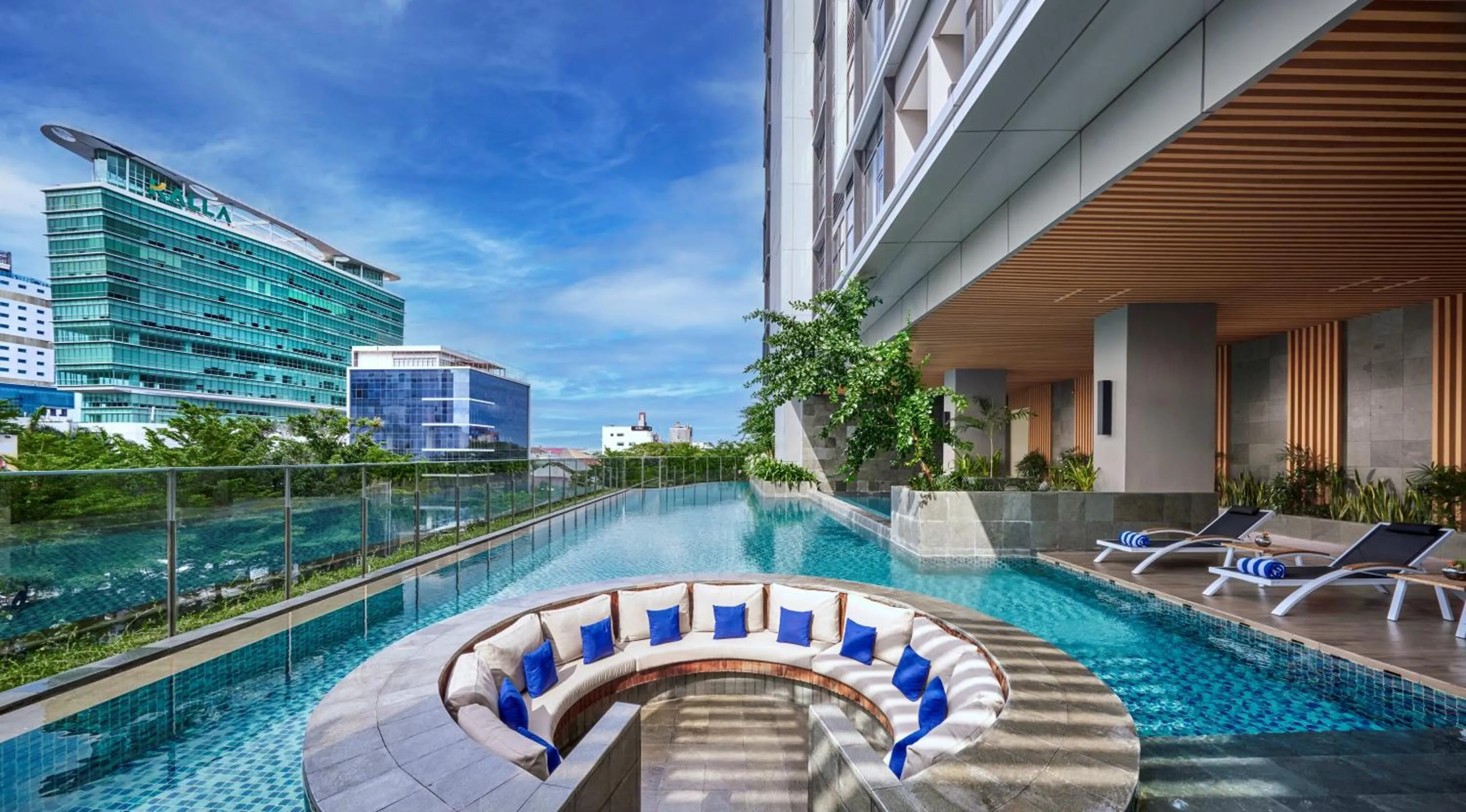 Swimming pool in Hyatt Place Makassar